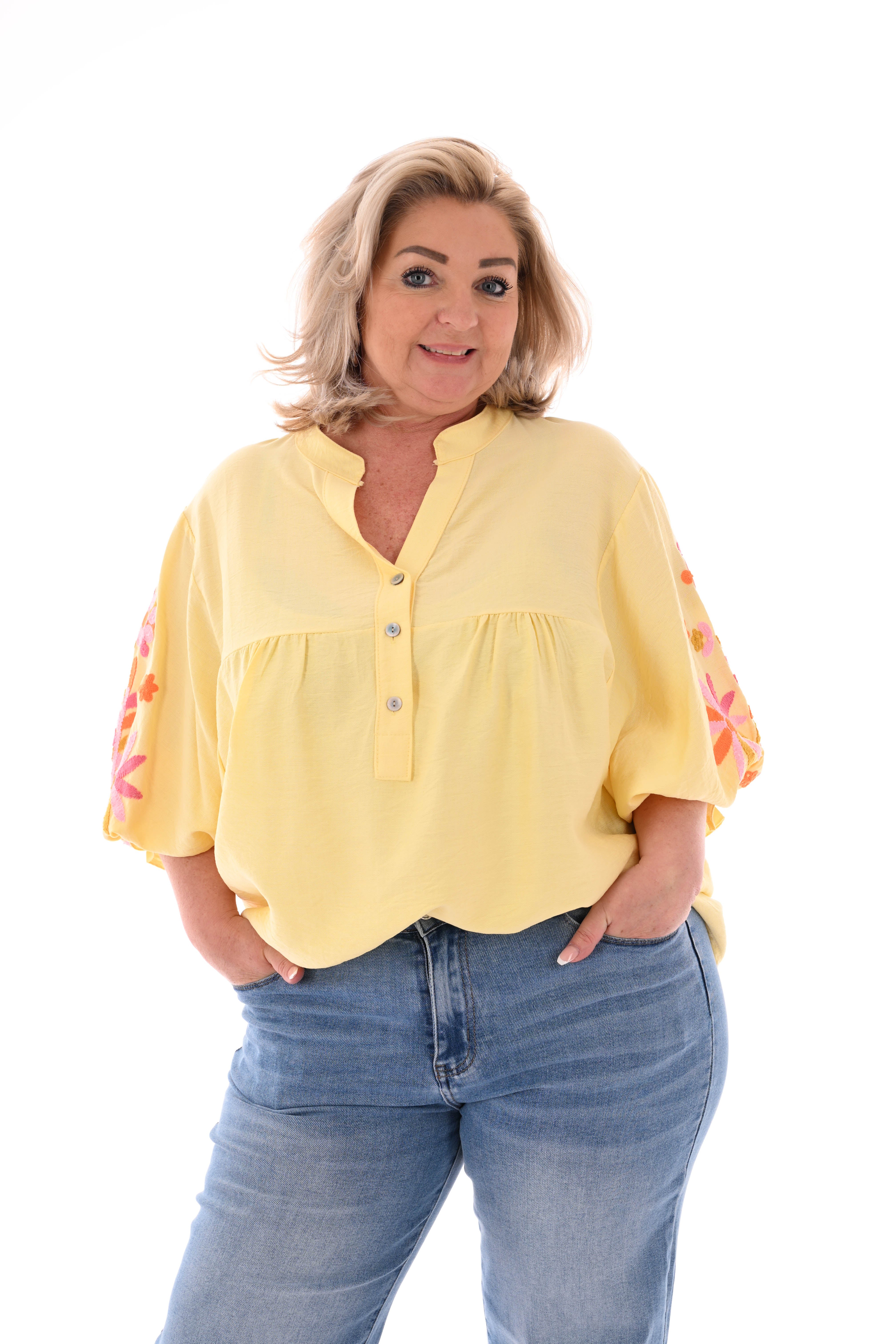 Blouse v-hals 3/4e mouwen bloemen details lichtgeel