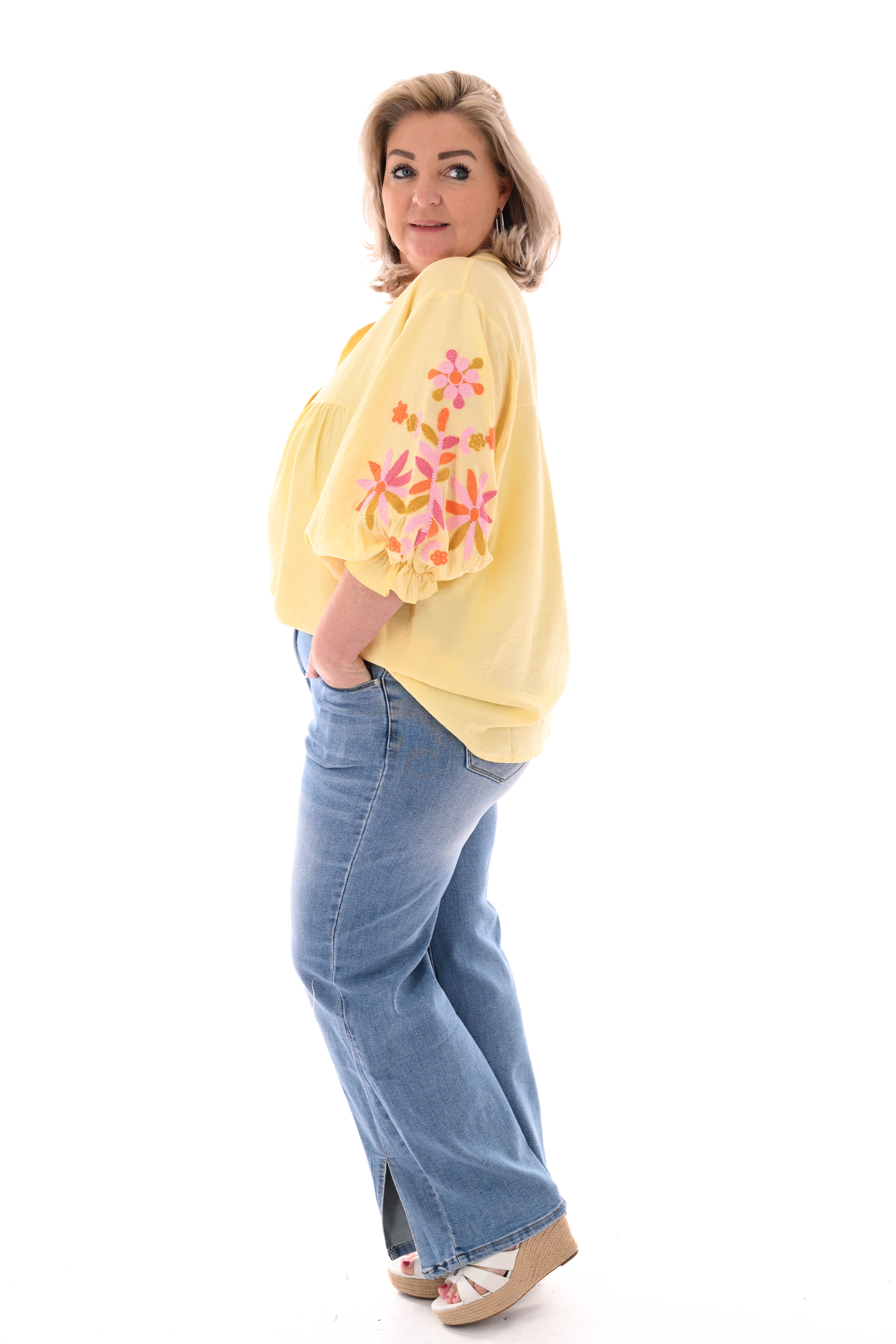 Blouse v-hals 3/4e mouwen bloemen details lichtgeel