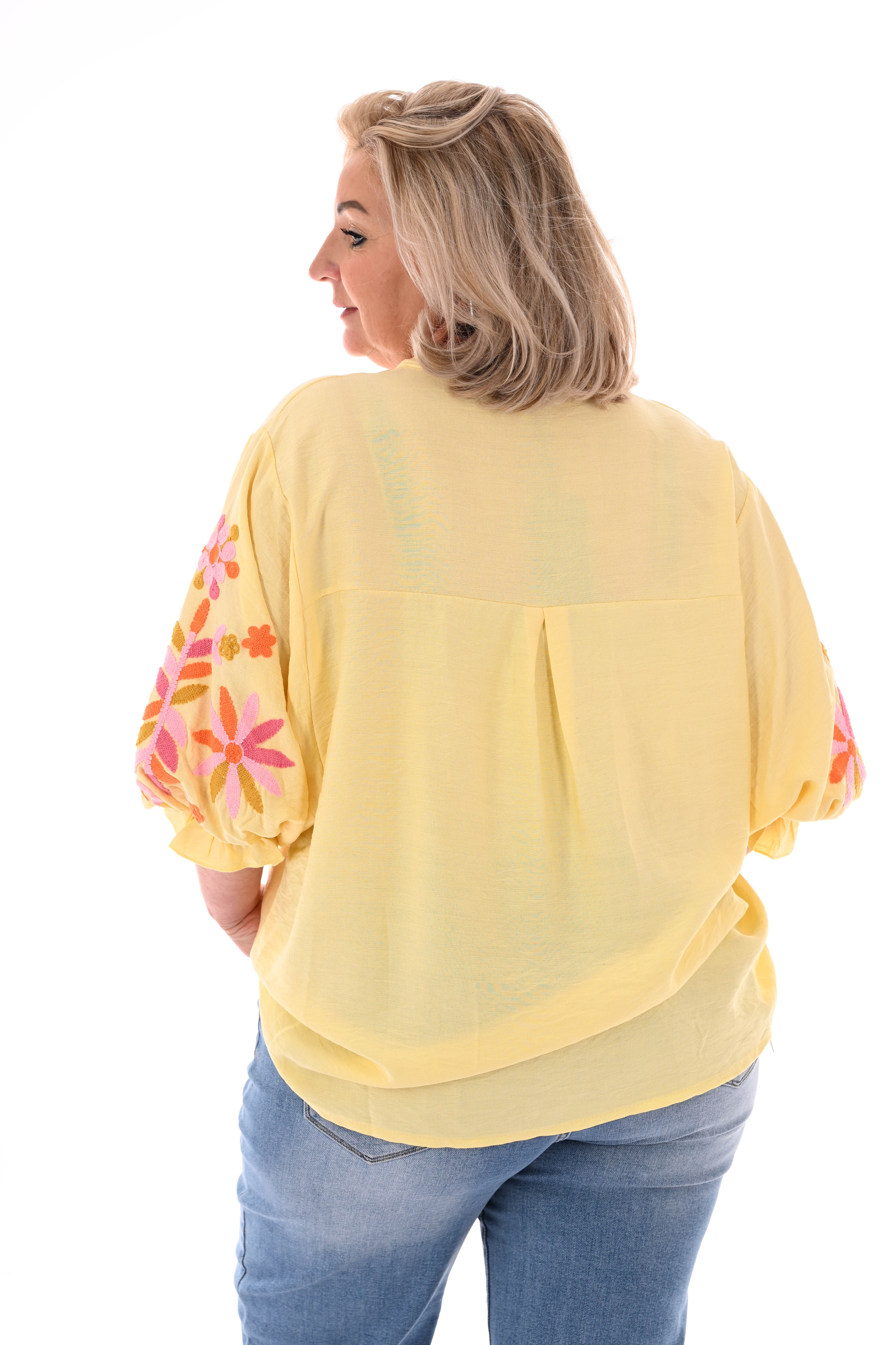 Blouse v-hals 3/4e mouwen bloemen details lichtgeel