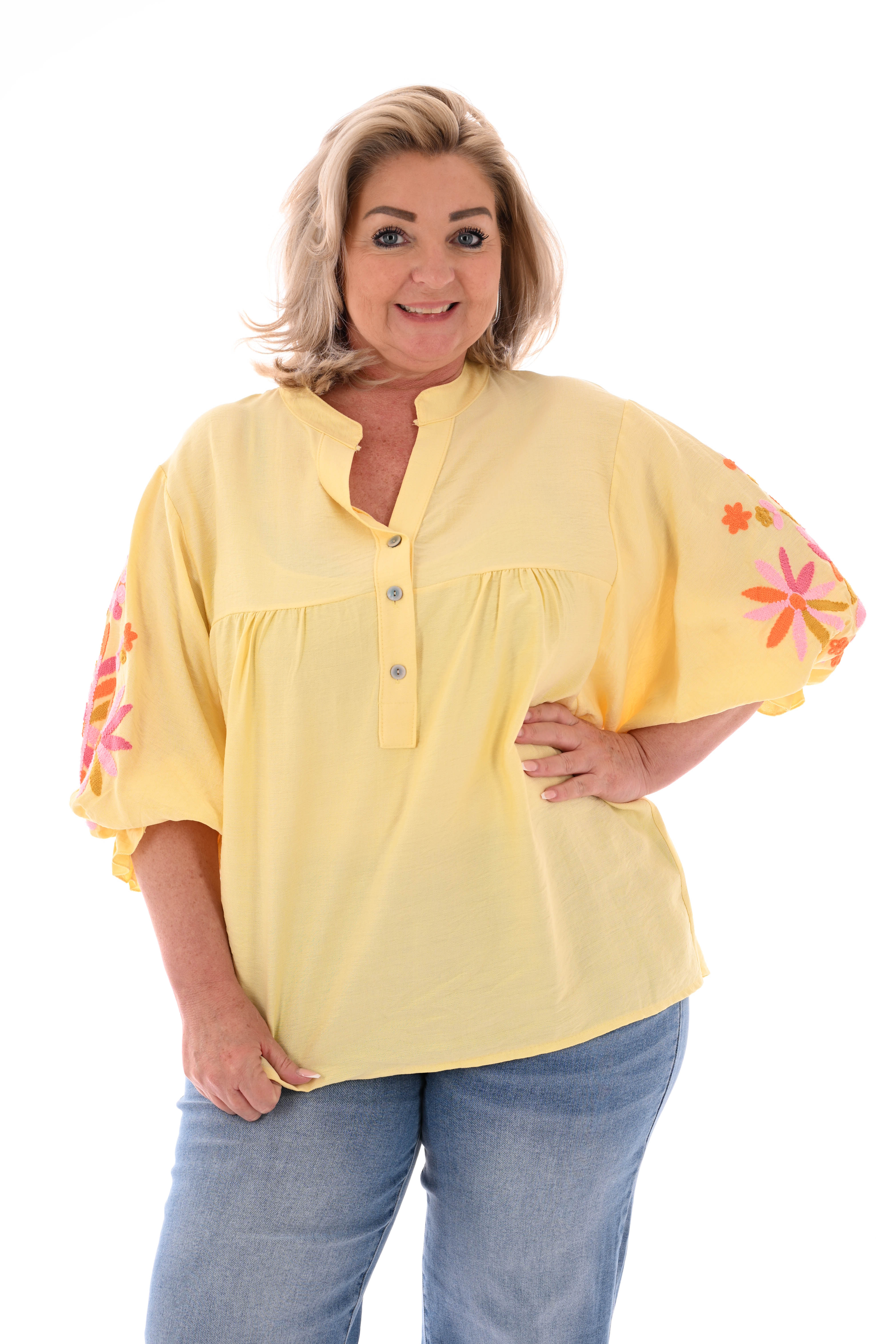 Blouse v-hals 3/4e mouwen bloemen details lichtgeel