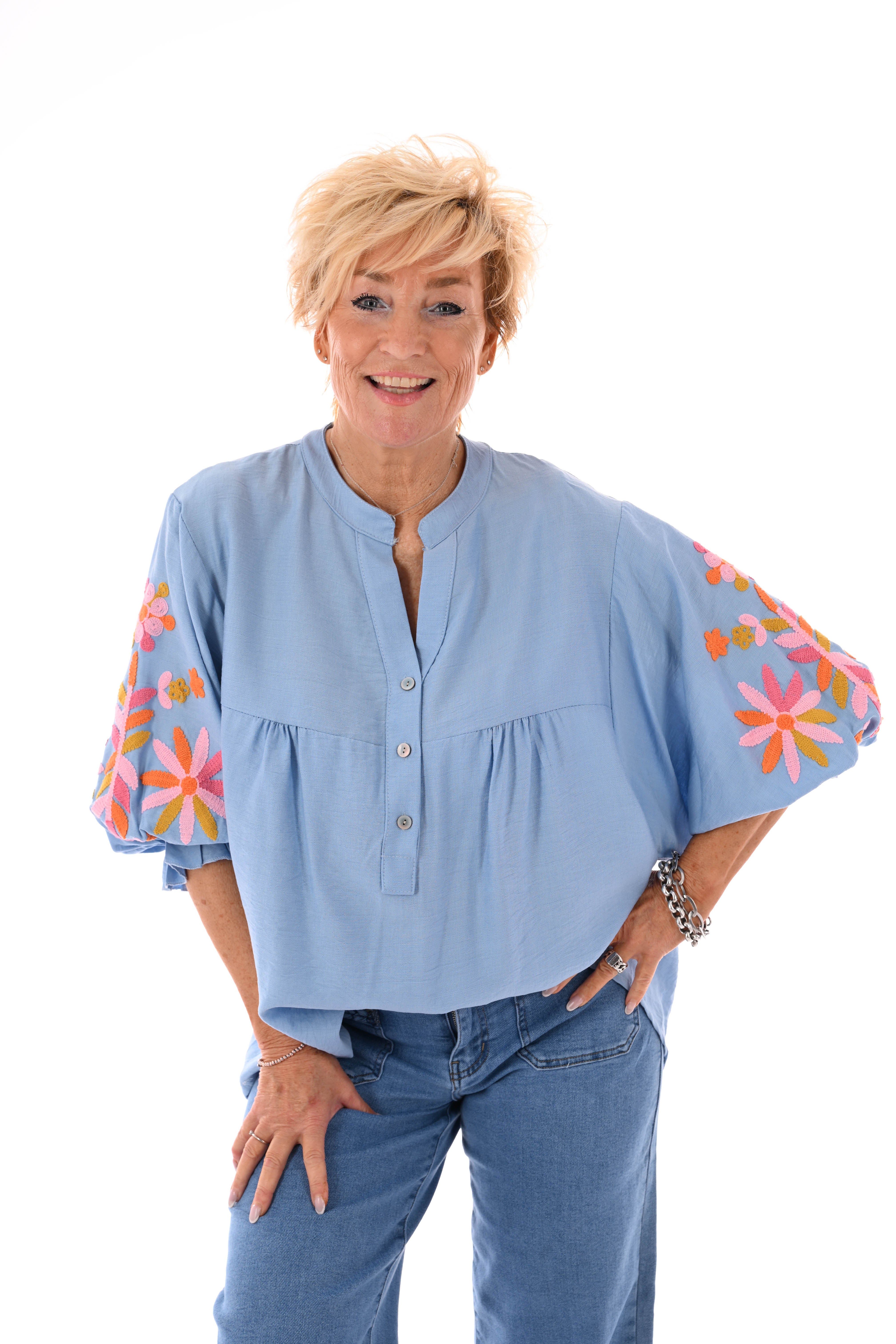 Blouse v-hals 3/4e mouwen bloemen details lichtblauw