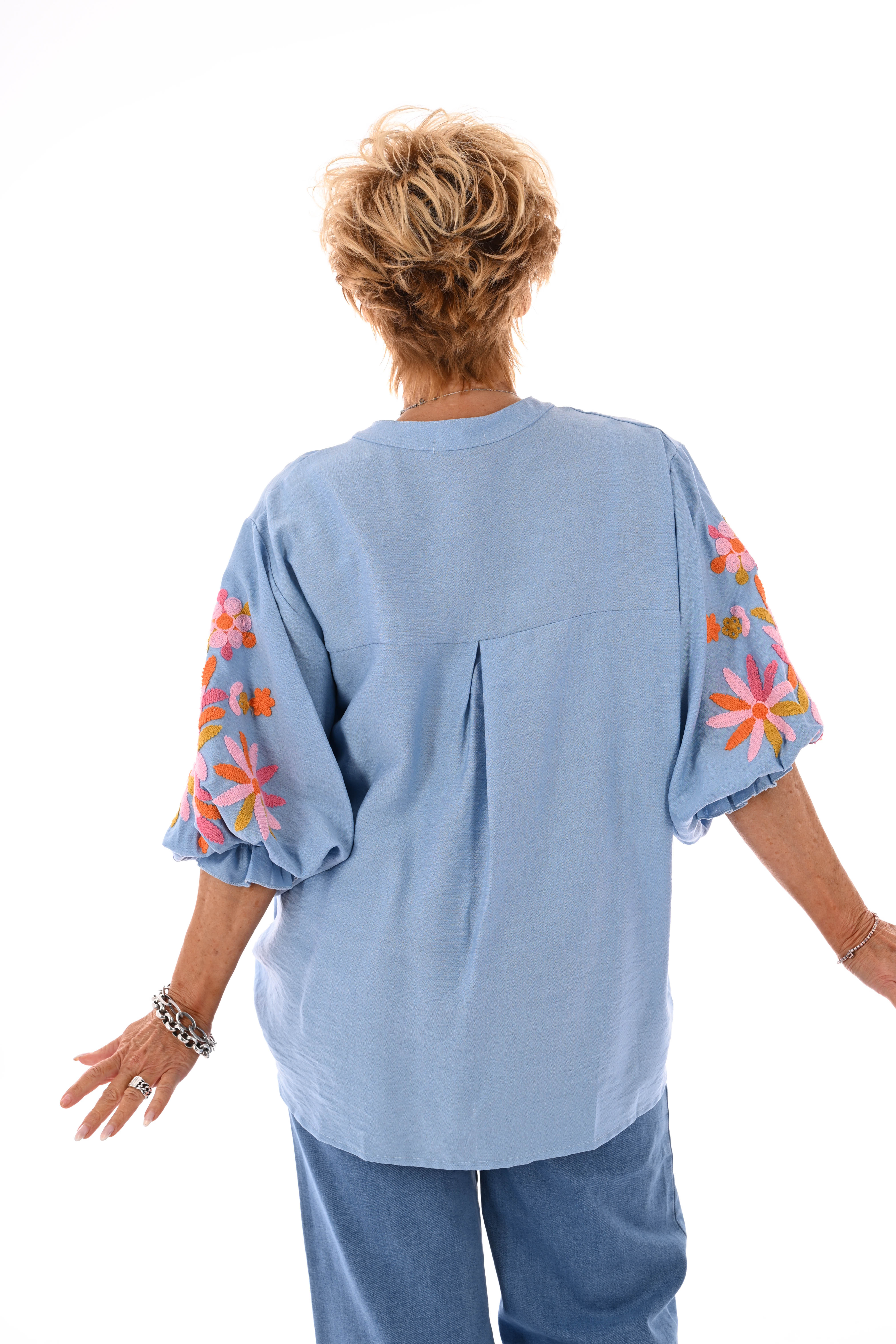 Blouse v-hals 3/4e mouwen bloemen details lichtblauw