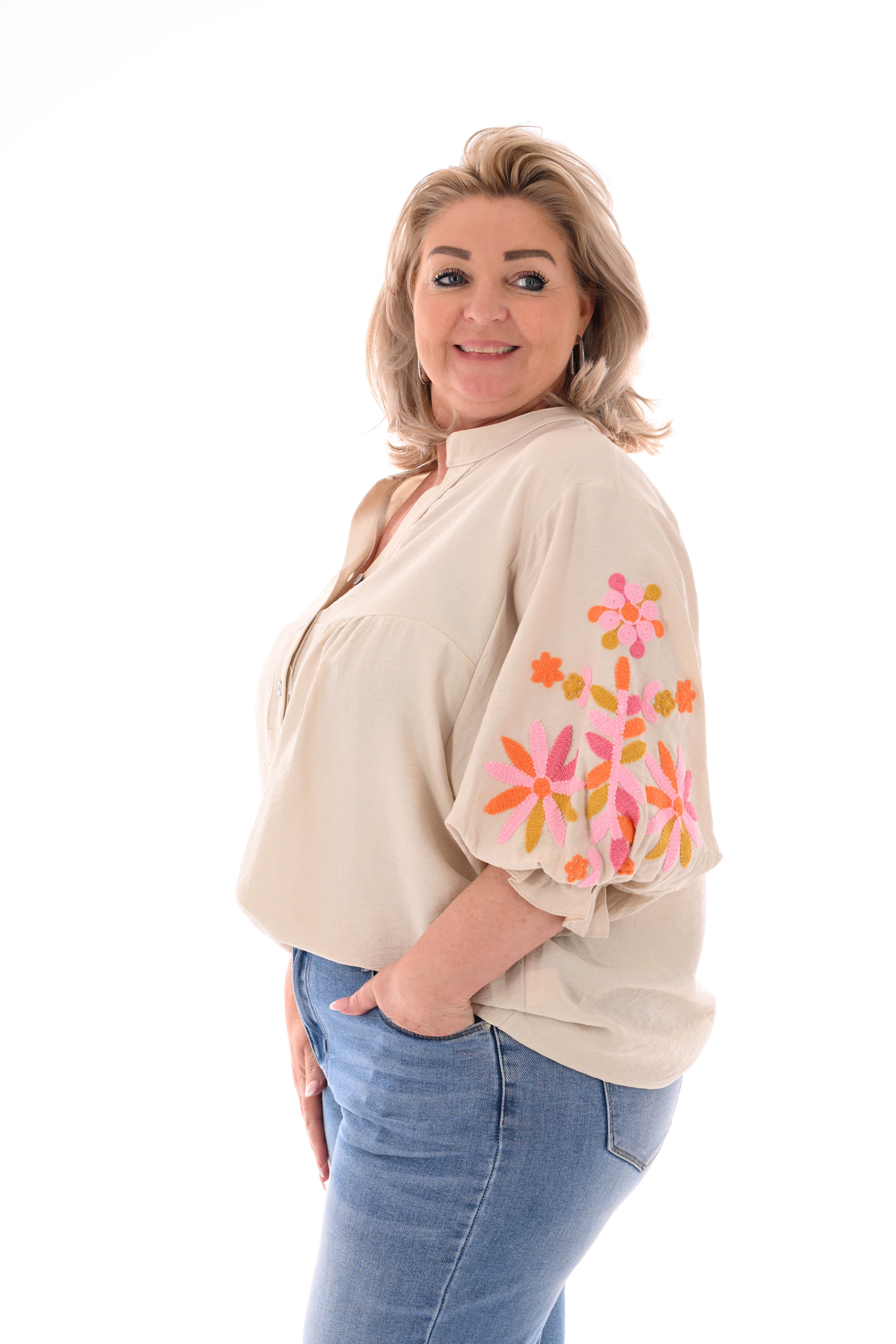 Blouse v-hals 3/4e mouwen bloemen details beige