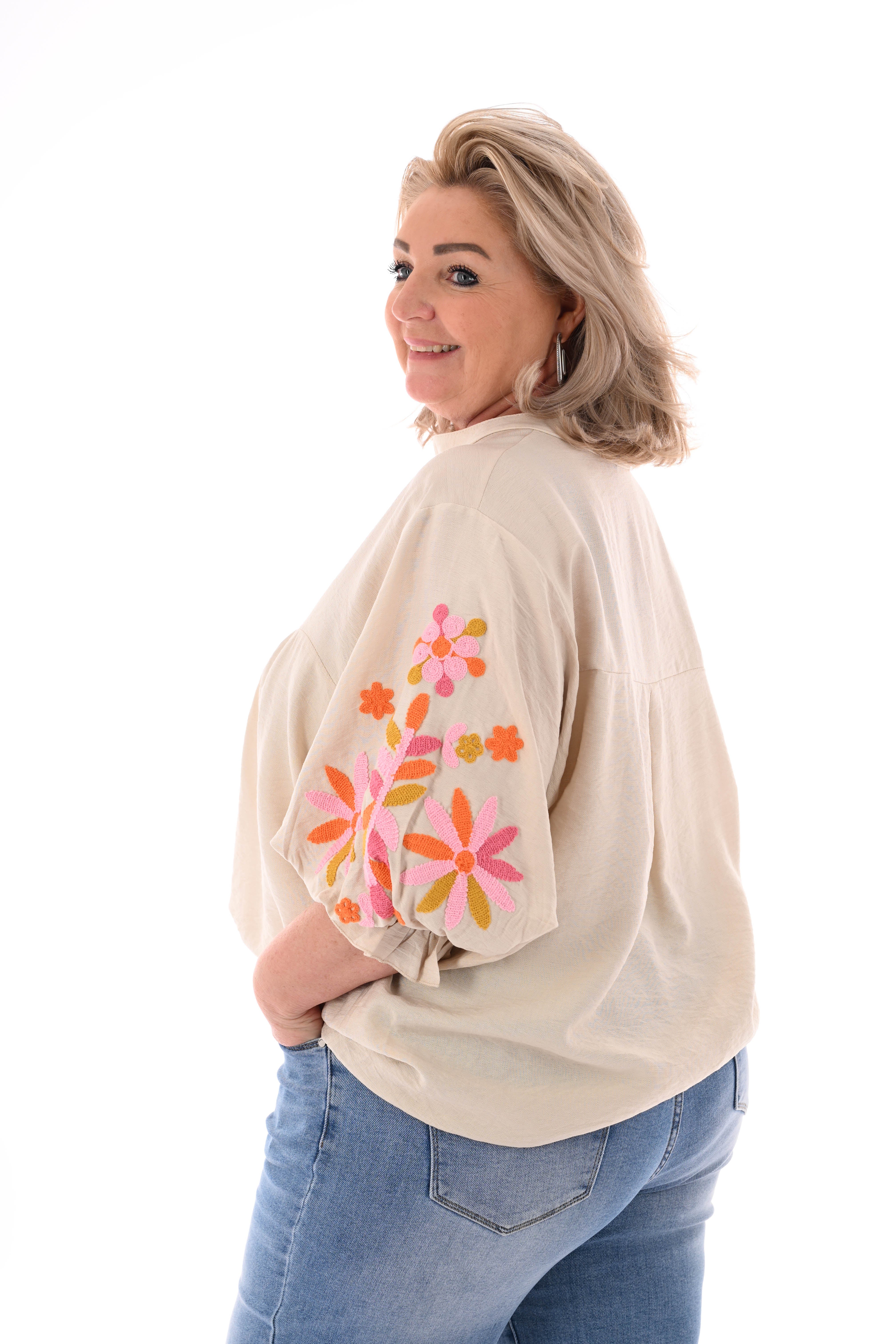 Blouse v-hals 3/4e mouwen bloemen details beige