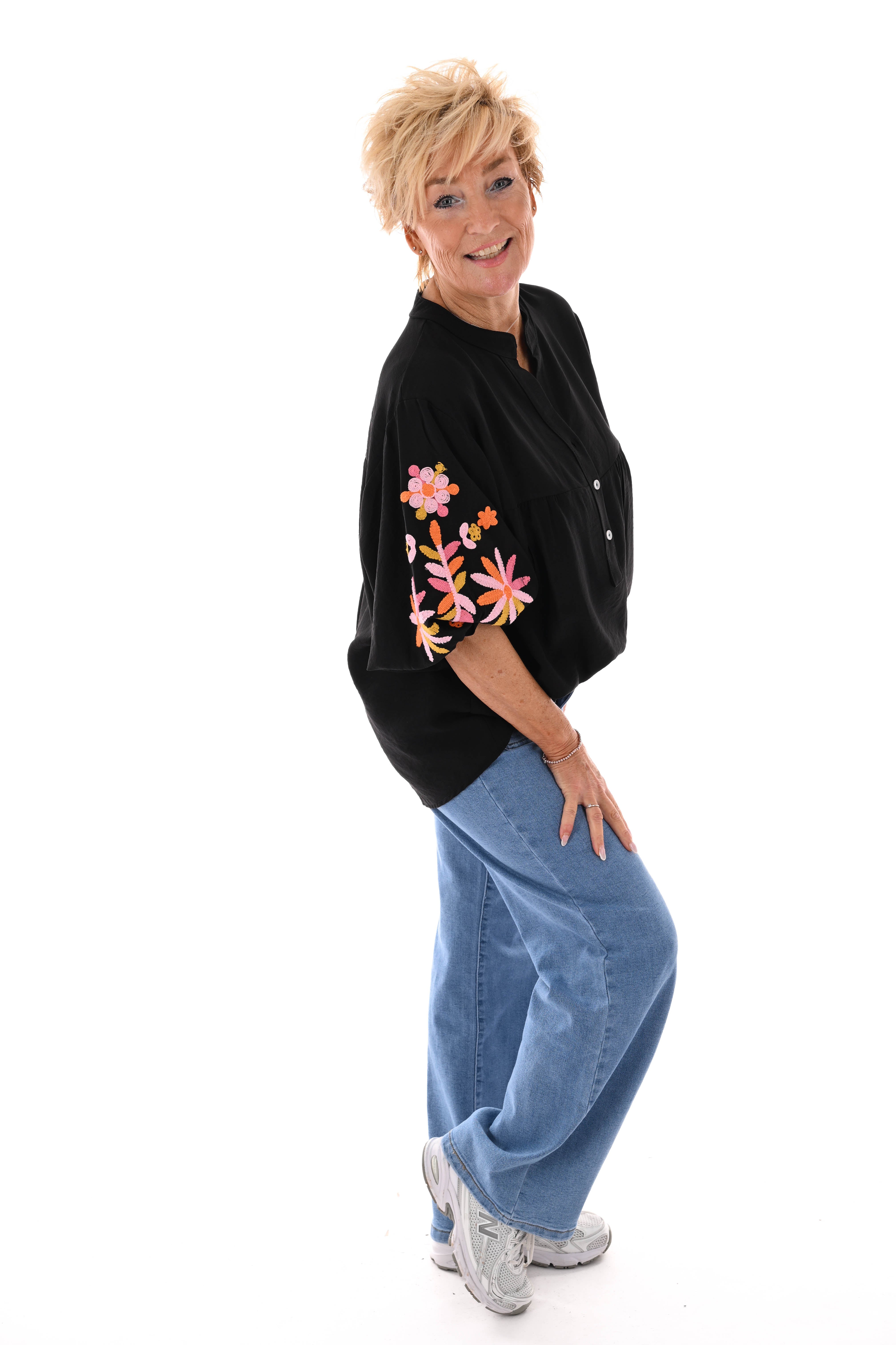 Blouse v-hals 3/4e mouwen bloemen details zwart