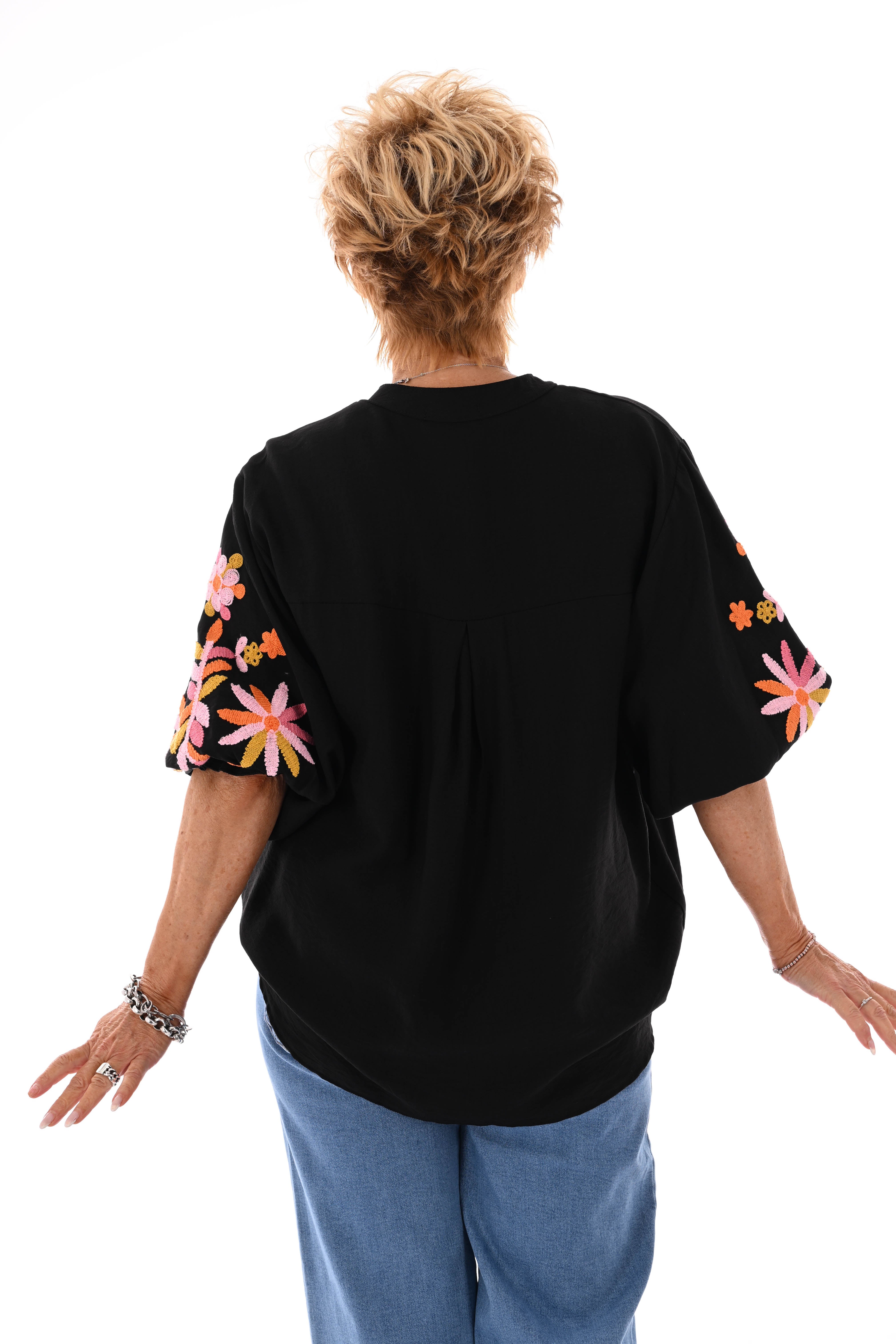 Blouse v-hals 3/4e mouwen bloemen details zwart