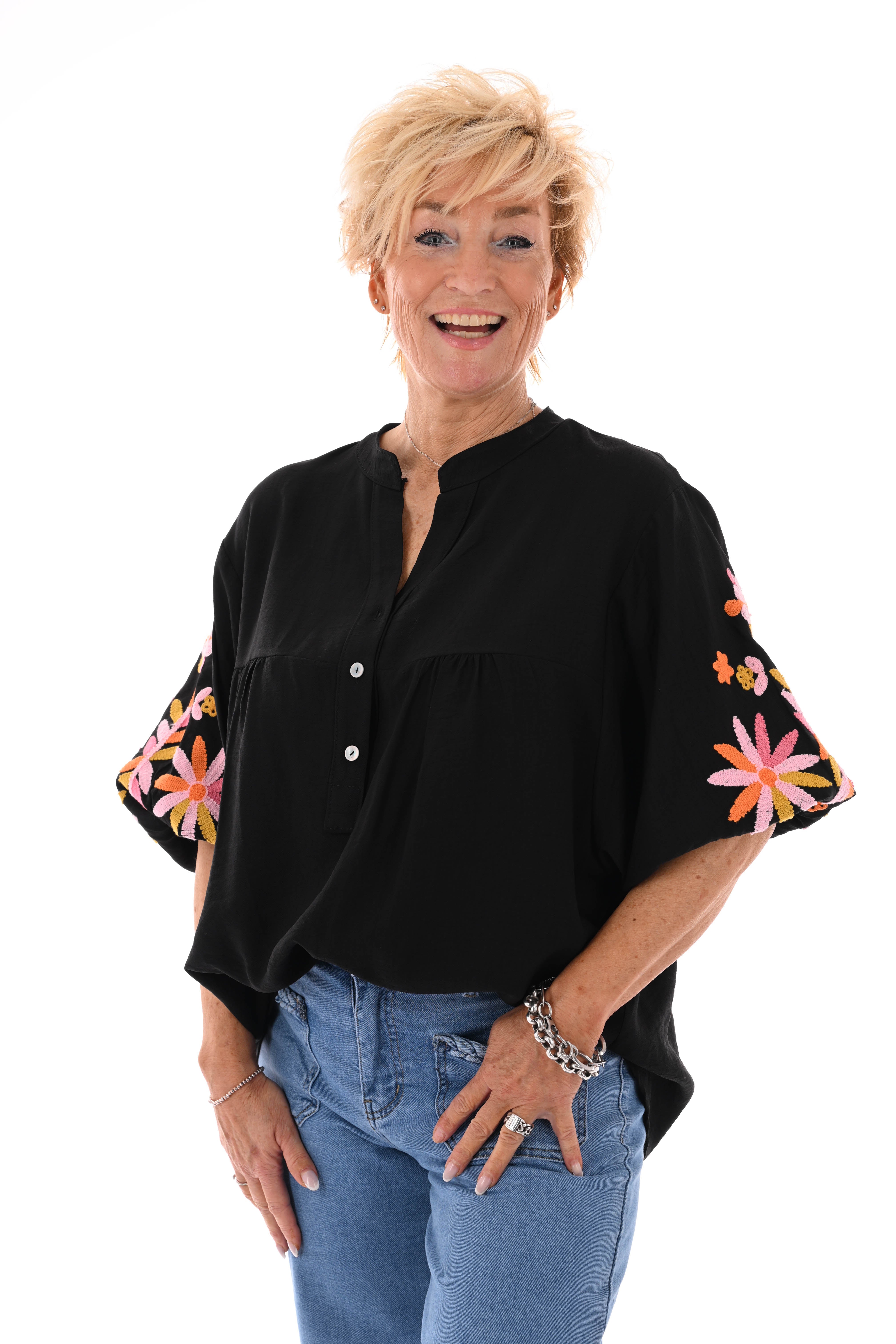 Blouse v-hals 3/4e mouwen bloemen details zwart