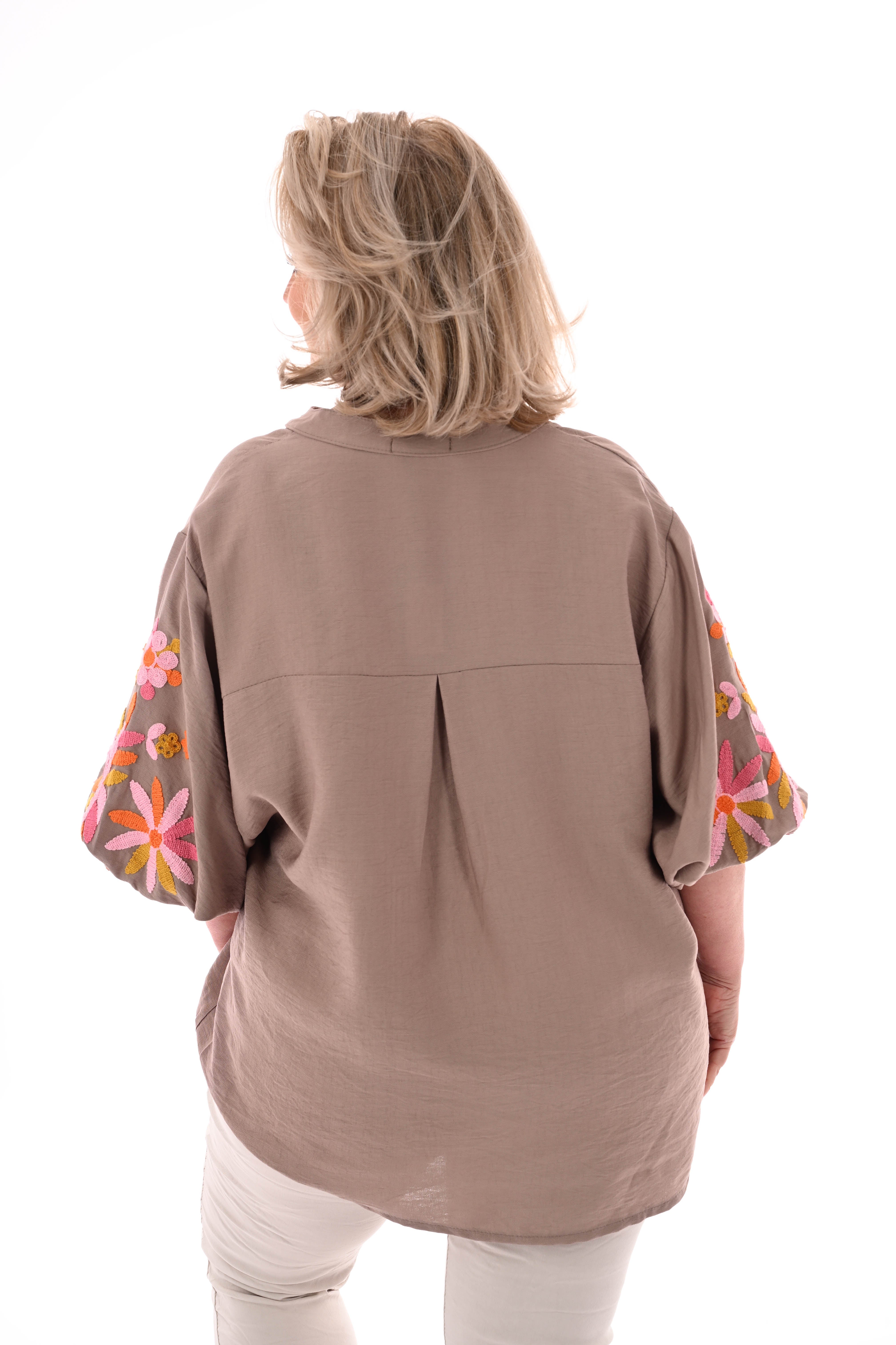 Blouse v-hals 3/4e mouwen bloemen details lichtbruin