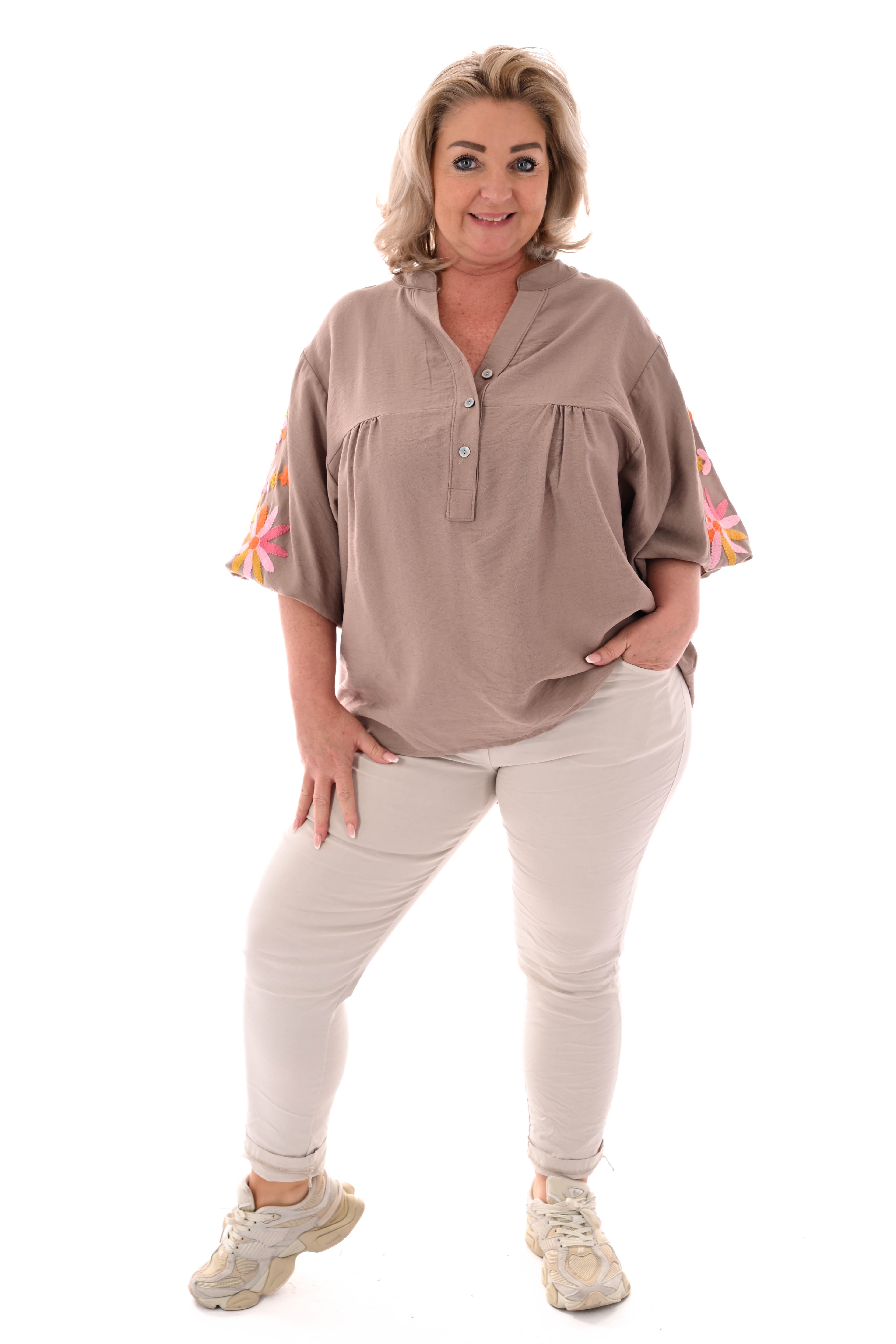 Blouse v-hals 3/4e mouwen bloemen details lichtbruin