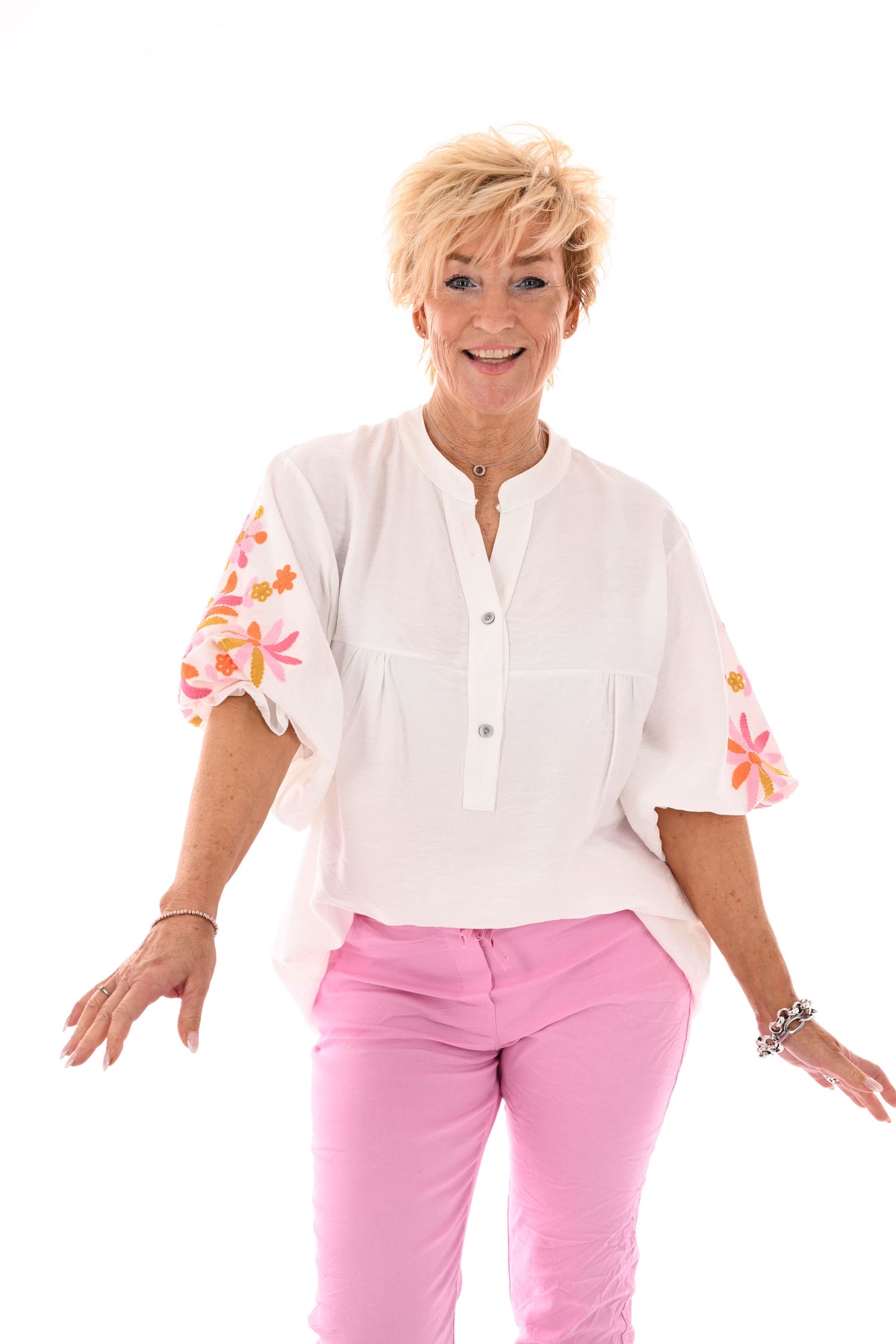 Blouse v-hals 3/4e mouwen bloemen details roomwit