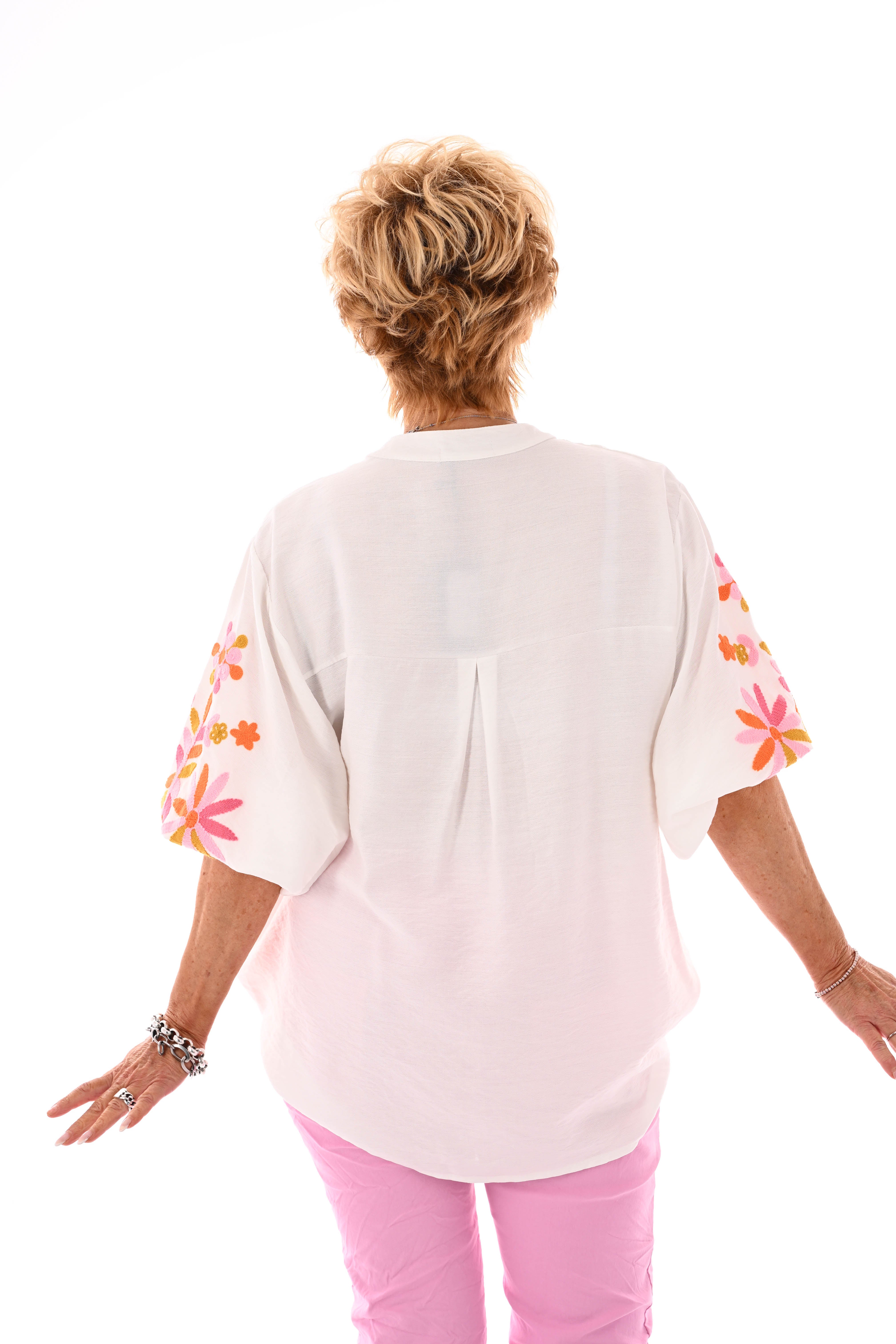 Blouse v-hals 3/4e mouwen bloemen details roomwit