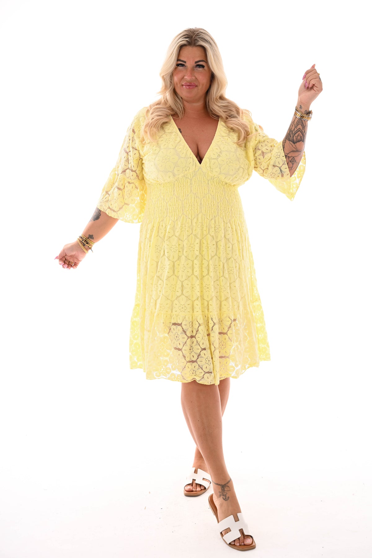 Kanten jurk 3/4e trompetmouwen lichtgeel