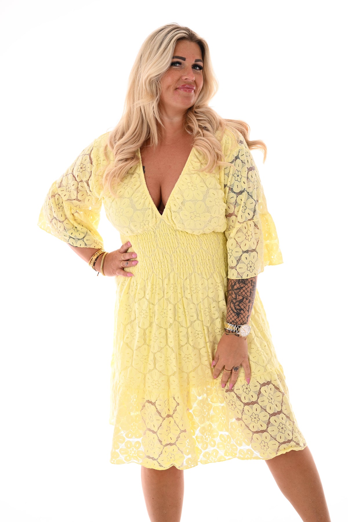 Kanten jurk 3/4e trompetmouwen lichtgeel