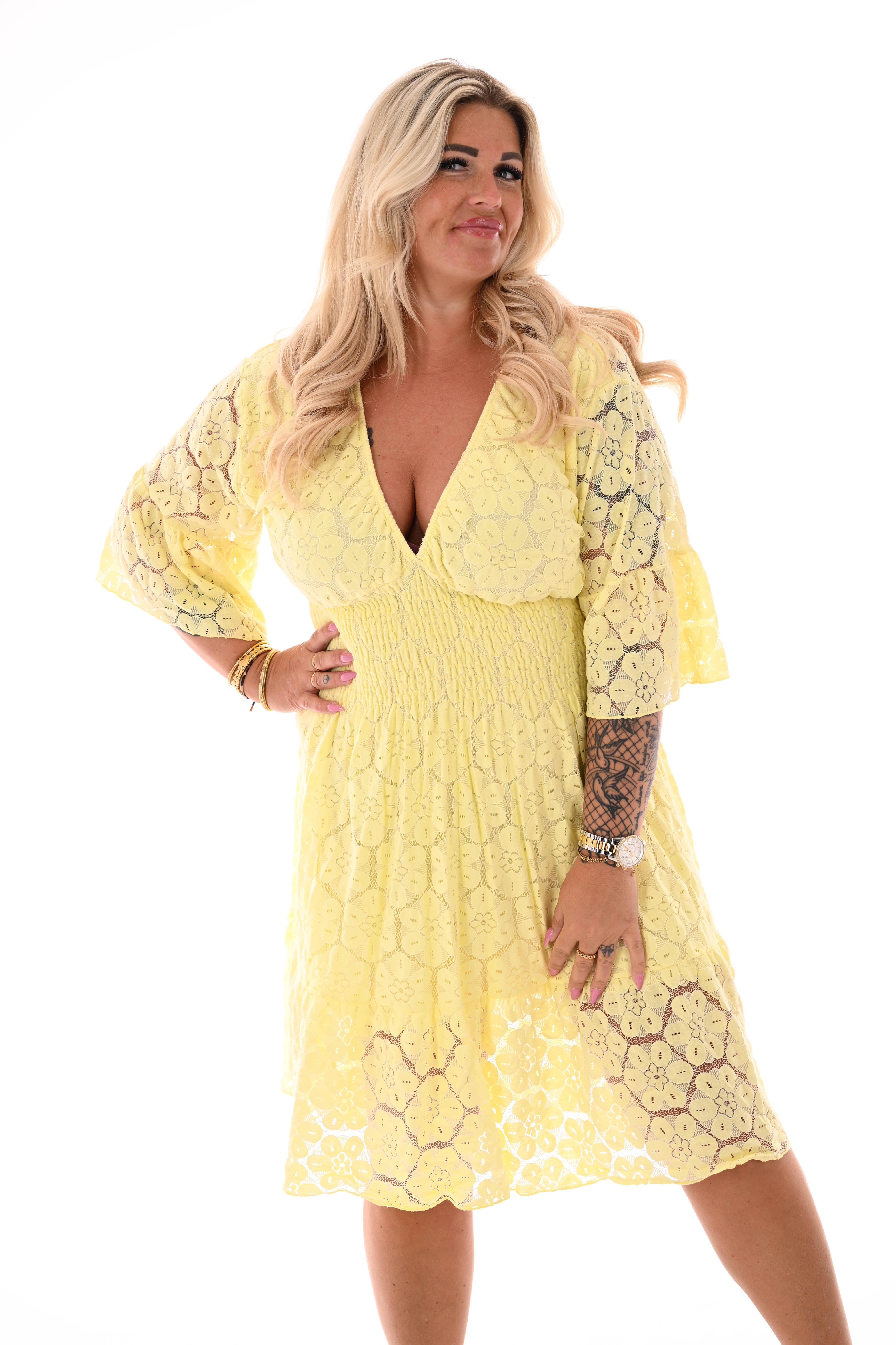 Kanten jurk 3/4e trompetmouwen lichtgeel