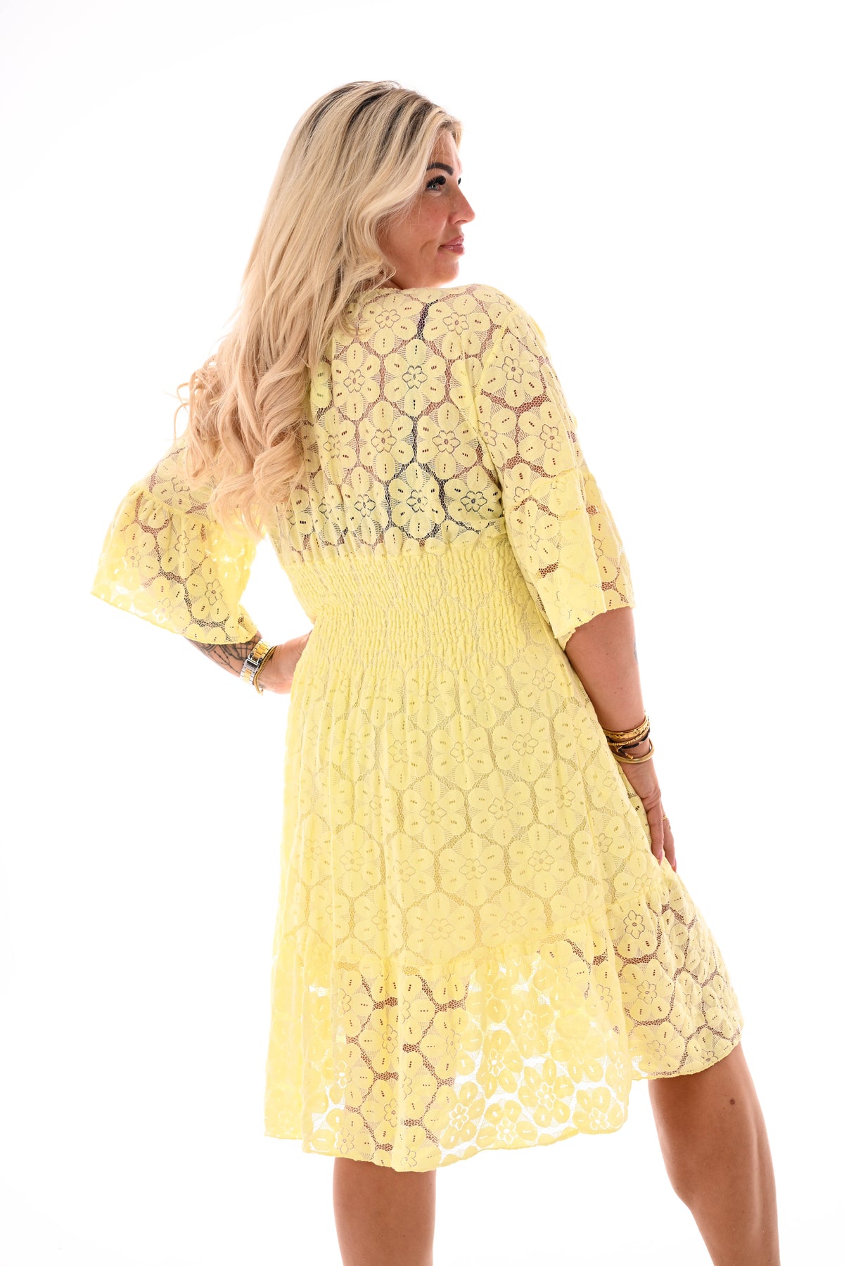 Kanten jurk 3/4e trompetmouwen lichtgeel