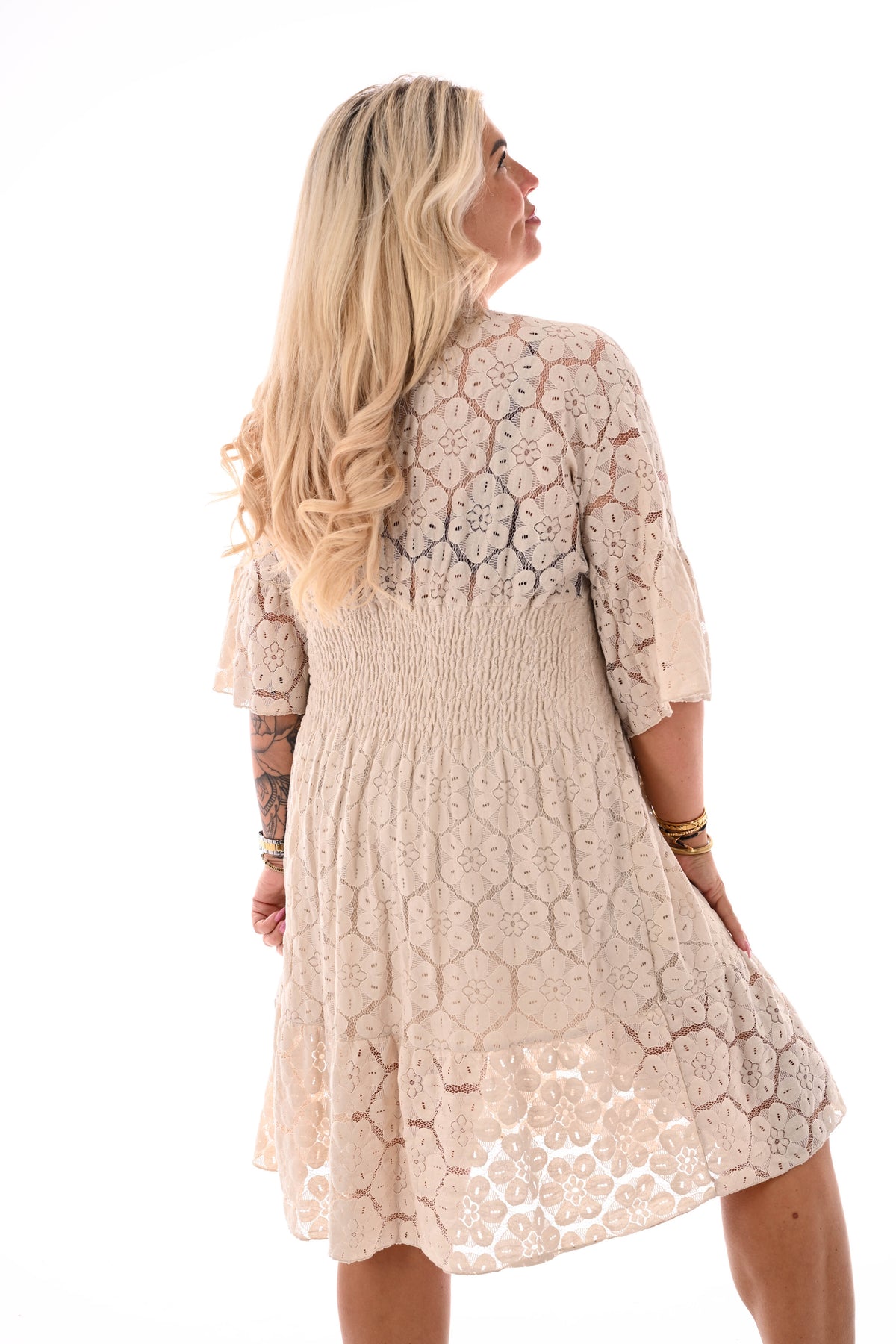 Kanten jurk 3/4e trompetmouwen beige