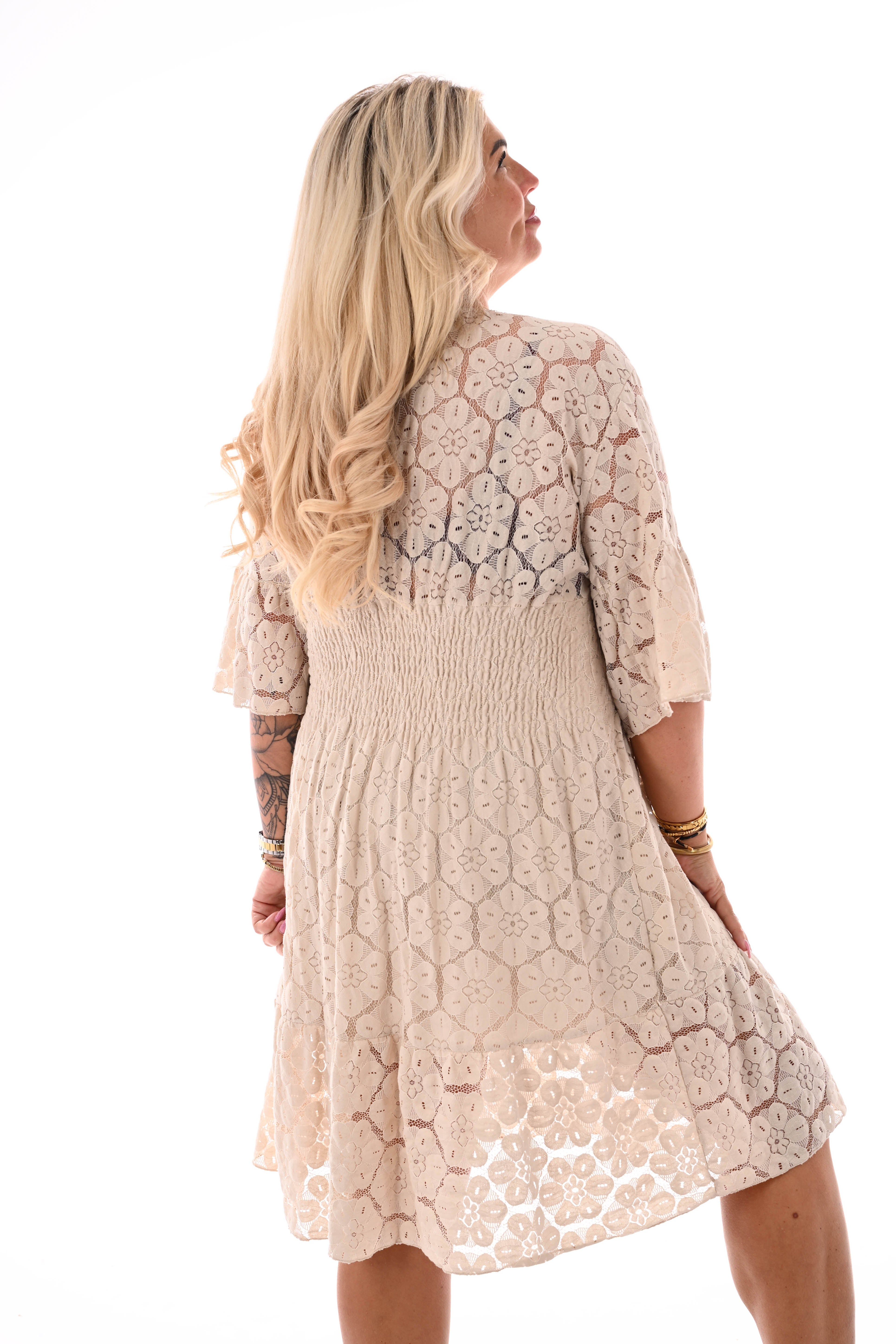 Kanten jurk 3/4e trompetmouwen beige