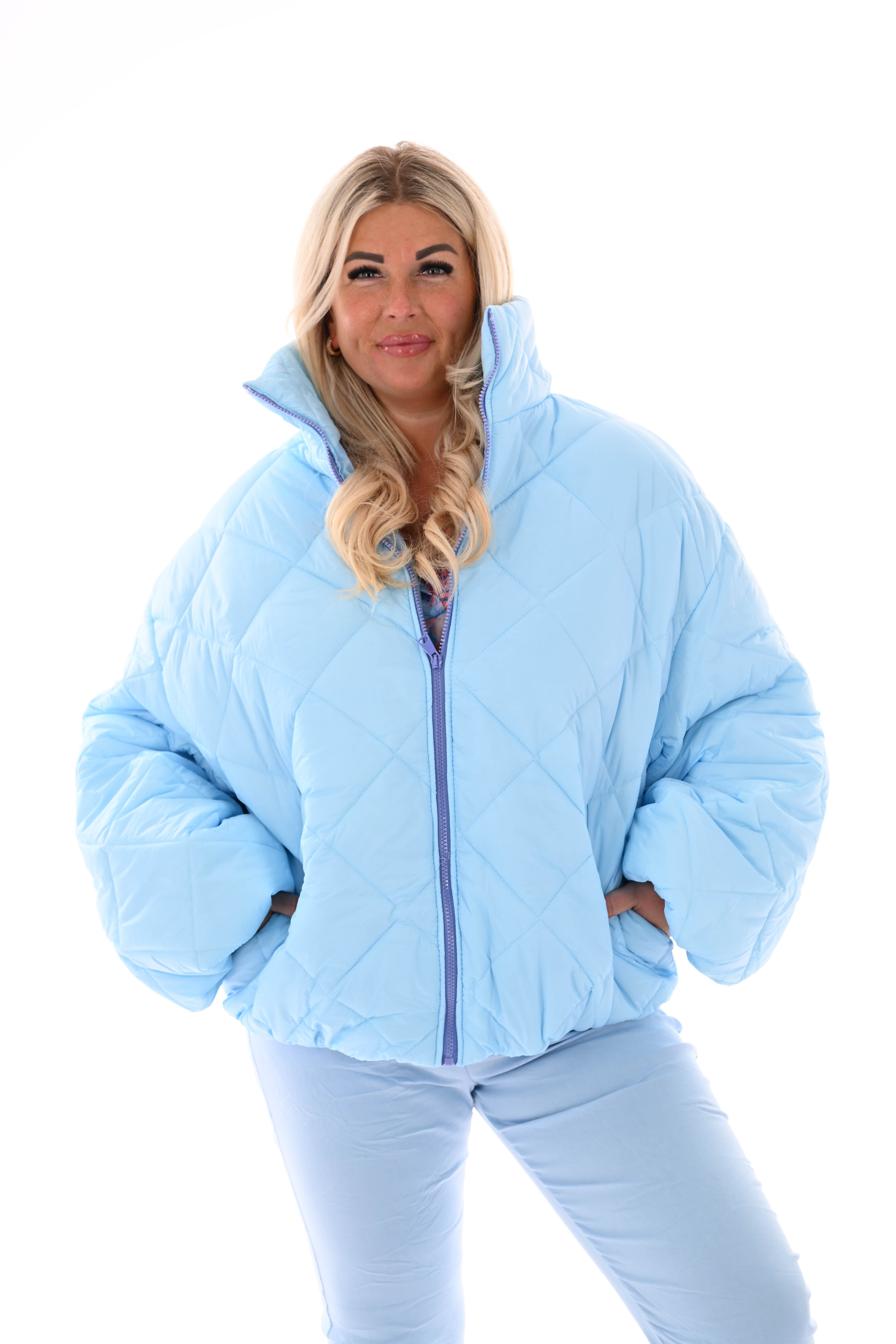 Korte jas ruit met pofmouwen lichtblauw