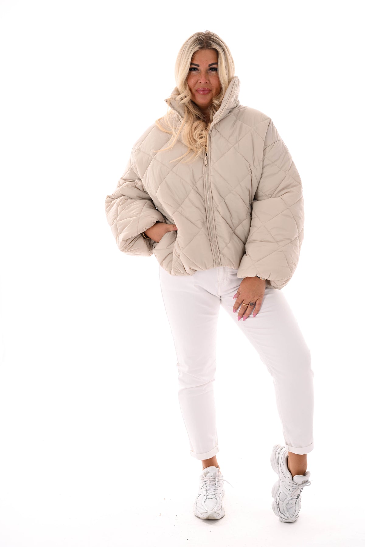 Korte jas ruit met pofmouwen beige