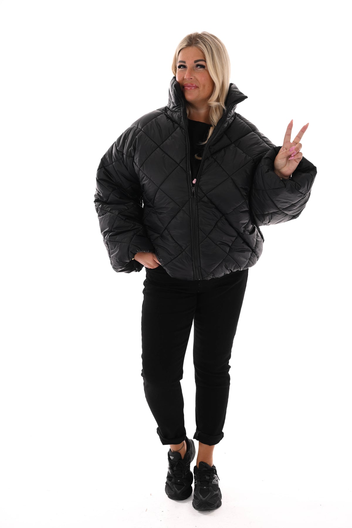 Korte jas ruit met pofmouwen zwart