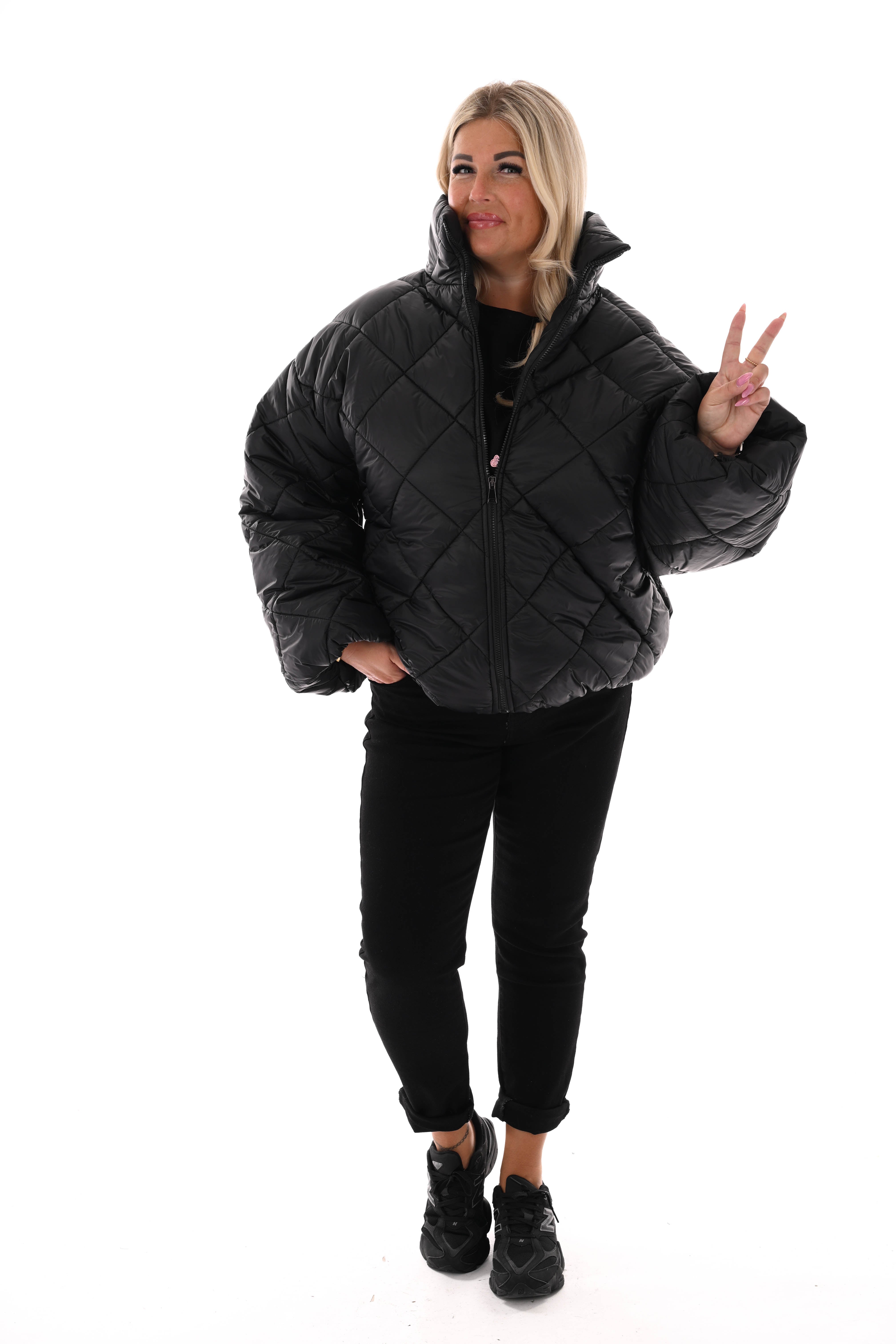 Korte jas ruit met pofmouwen zwart