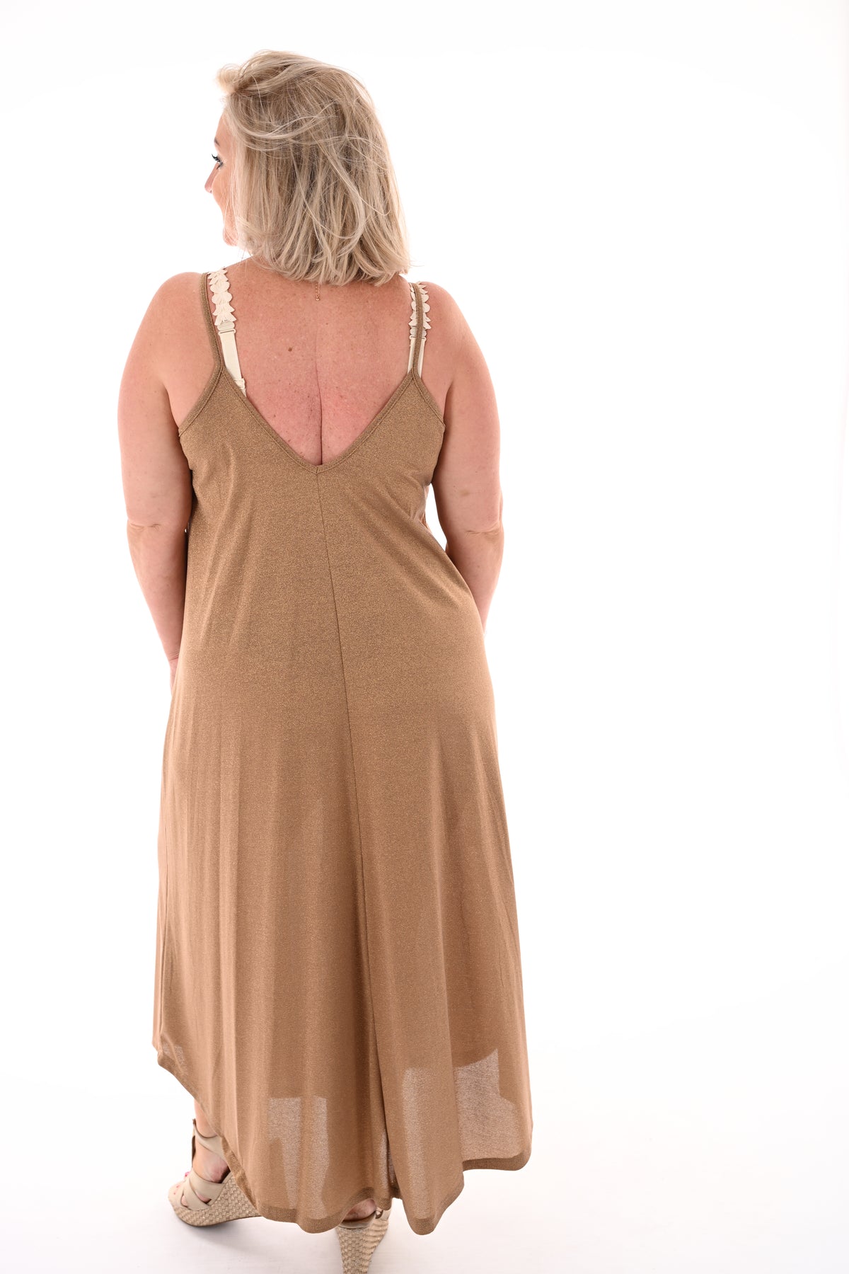 Lange jurk spaghetti bandjes lurex camel