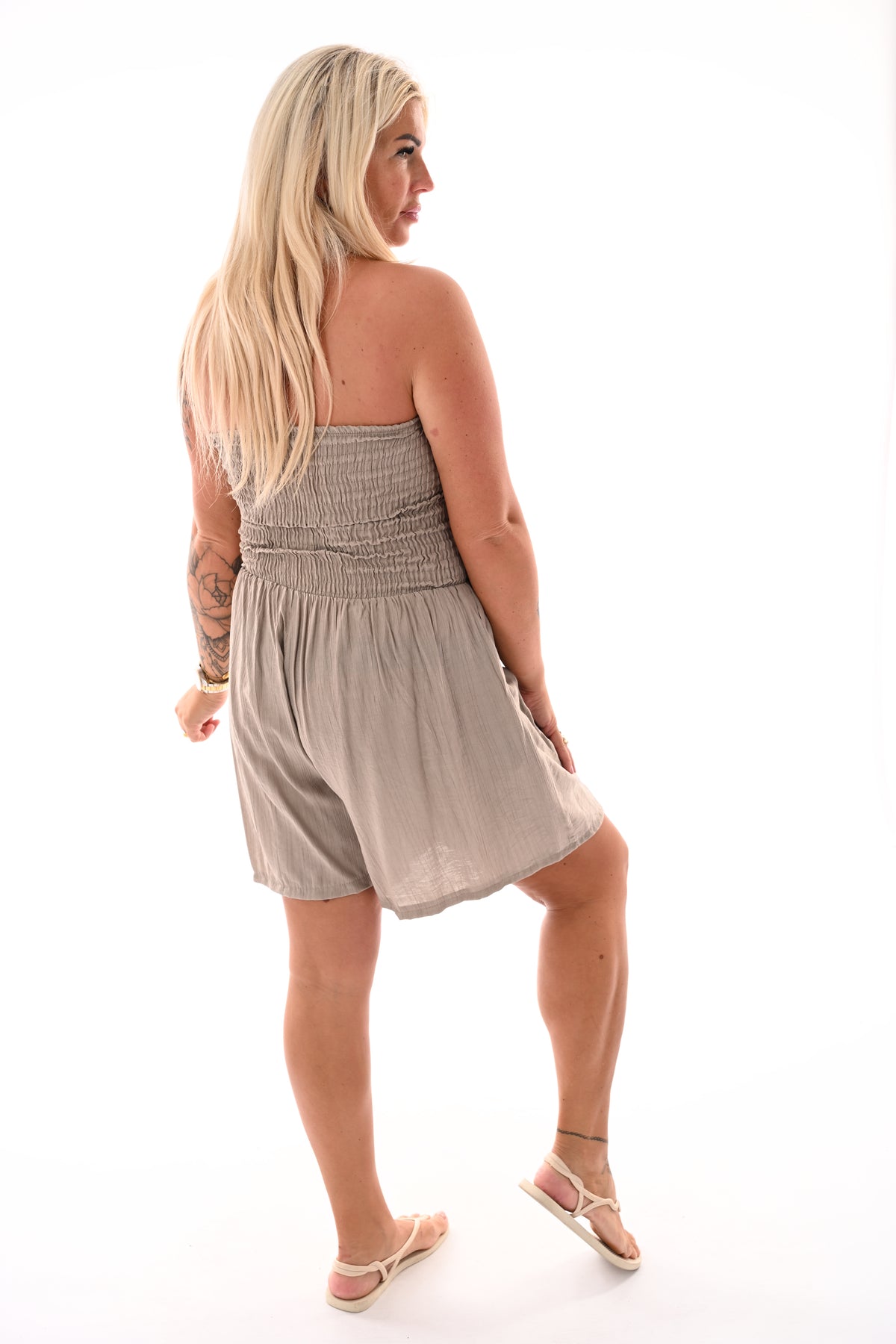 Strapless playsuit met zakken taupe