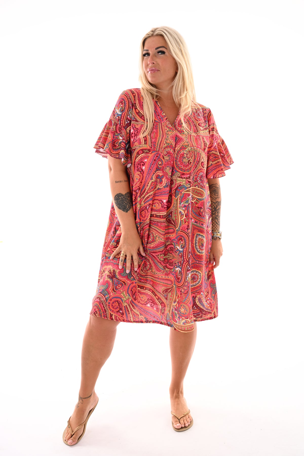Jurk v-hals korte roezelmouwen print paisley rood/roze