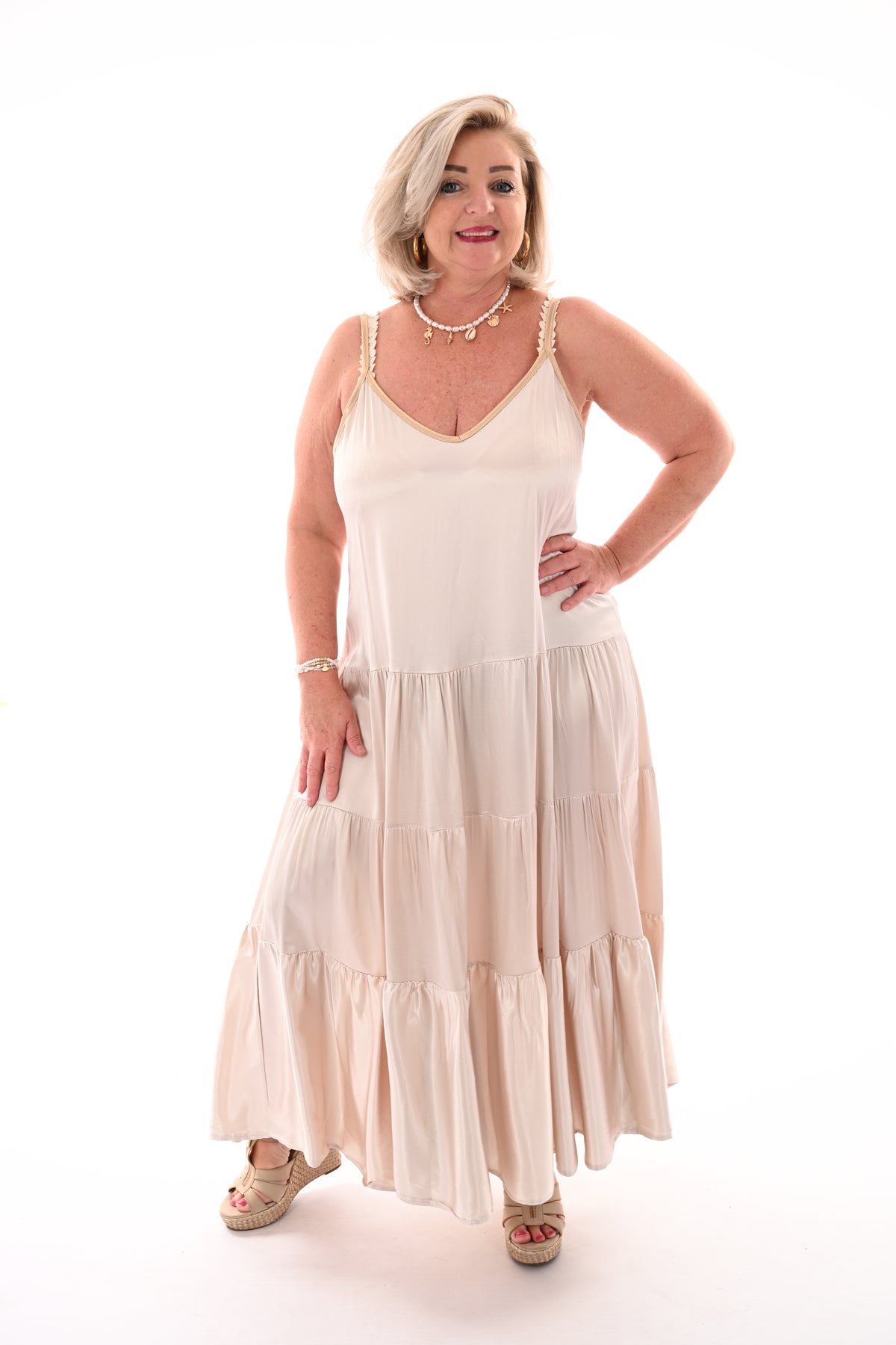 Maxi jurk silky met spaghetti bandjes beige