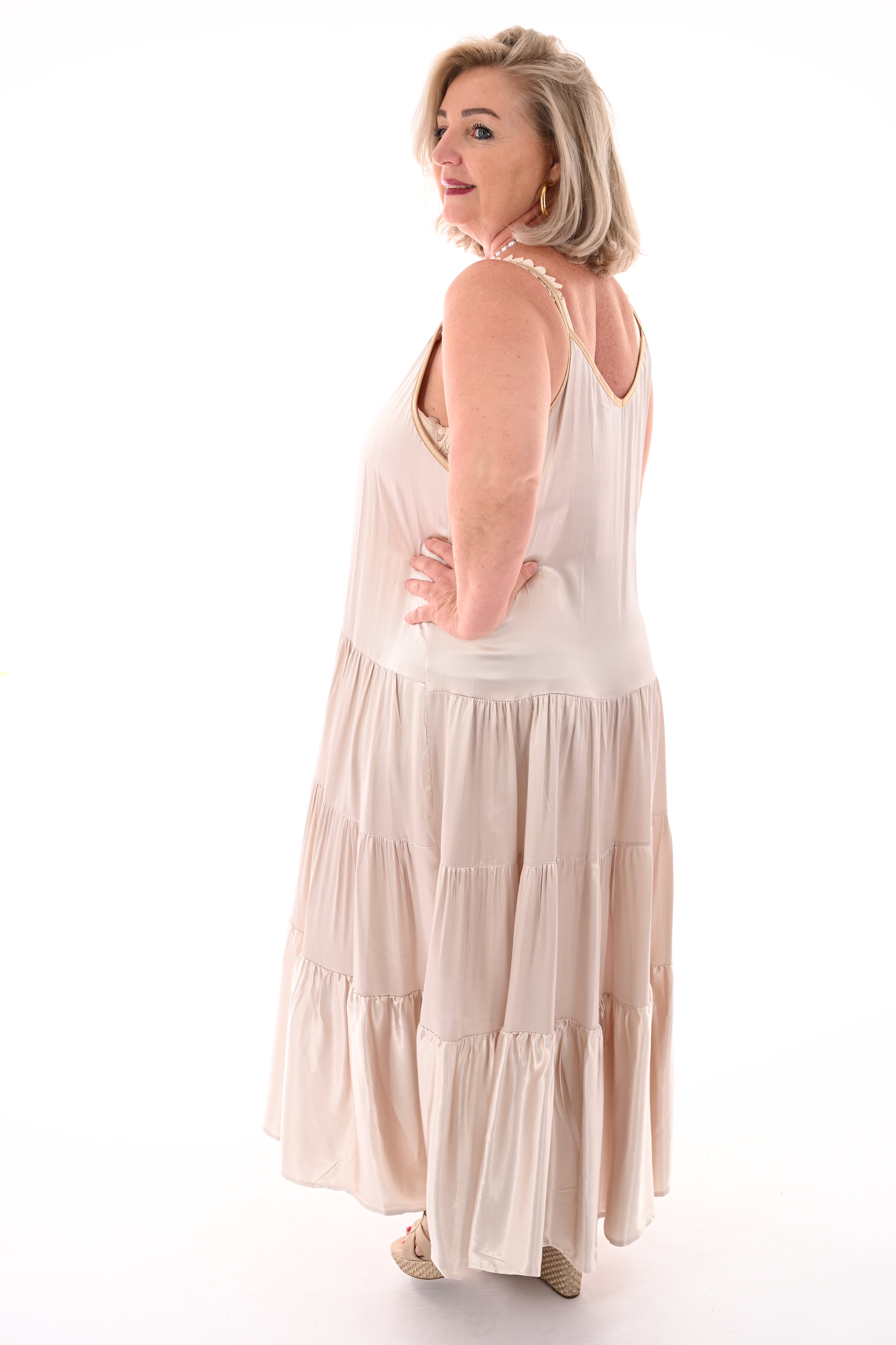 Maxi jurk silky met spaghetti bandjes beige