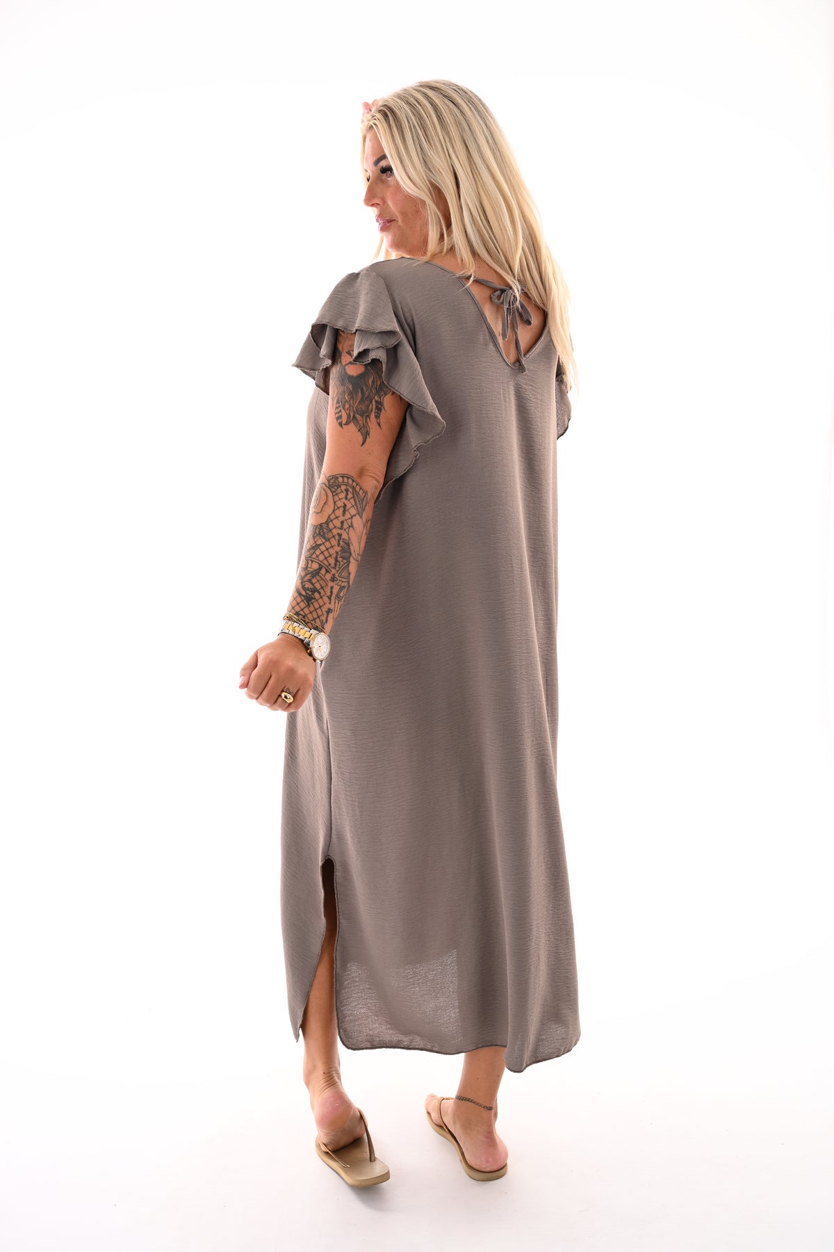 Lange jurk v-hals roezel mouwen taupe