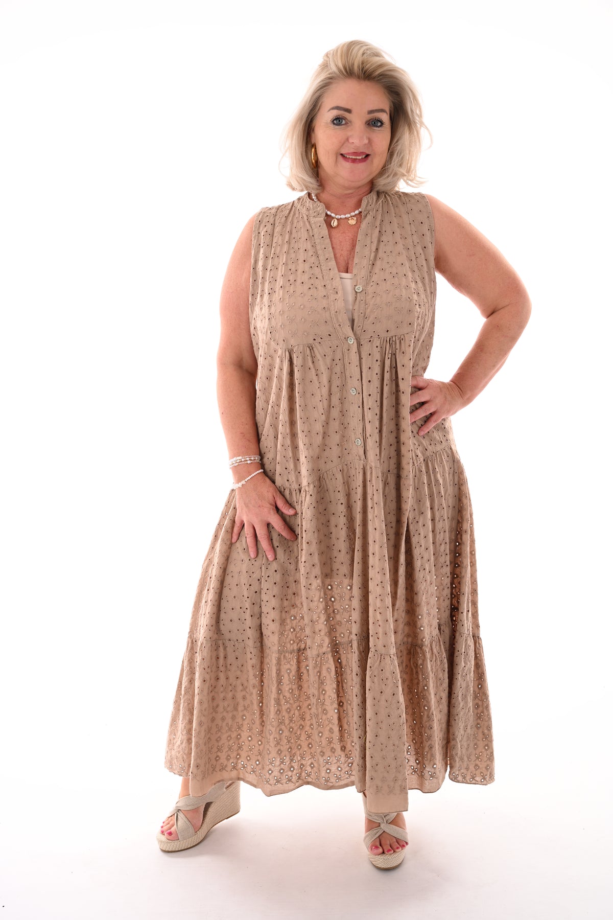 Lange jurk broderie mouwloos camel