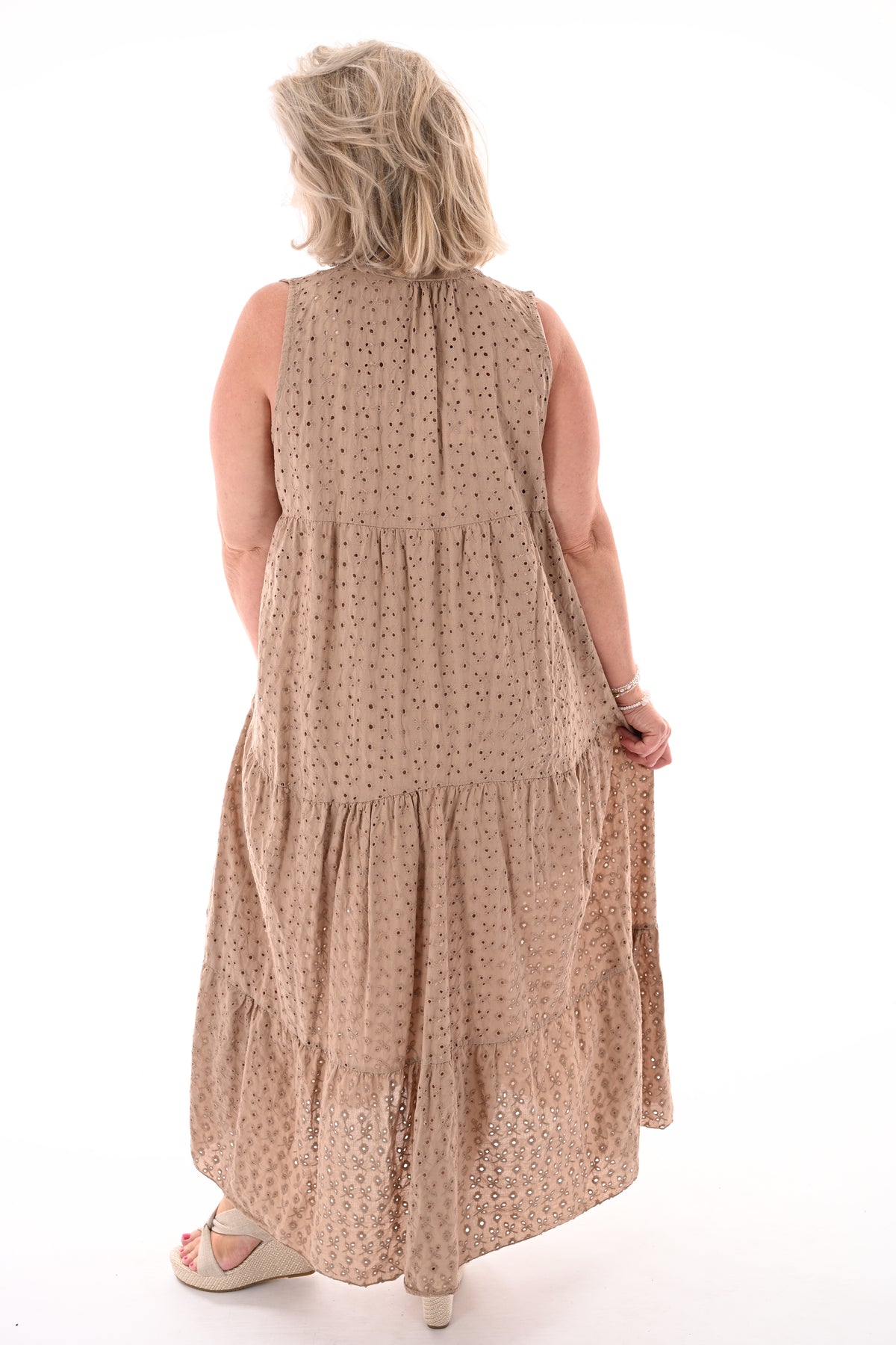 Lange jurk broderie mouwloos camel