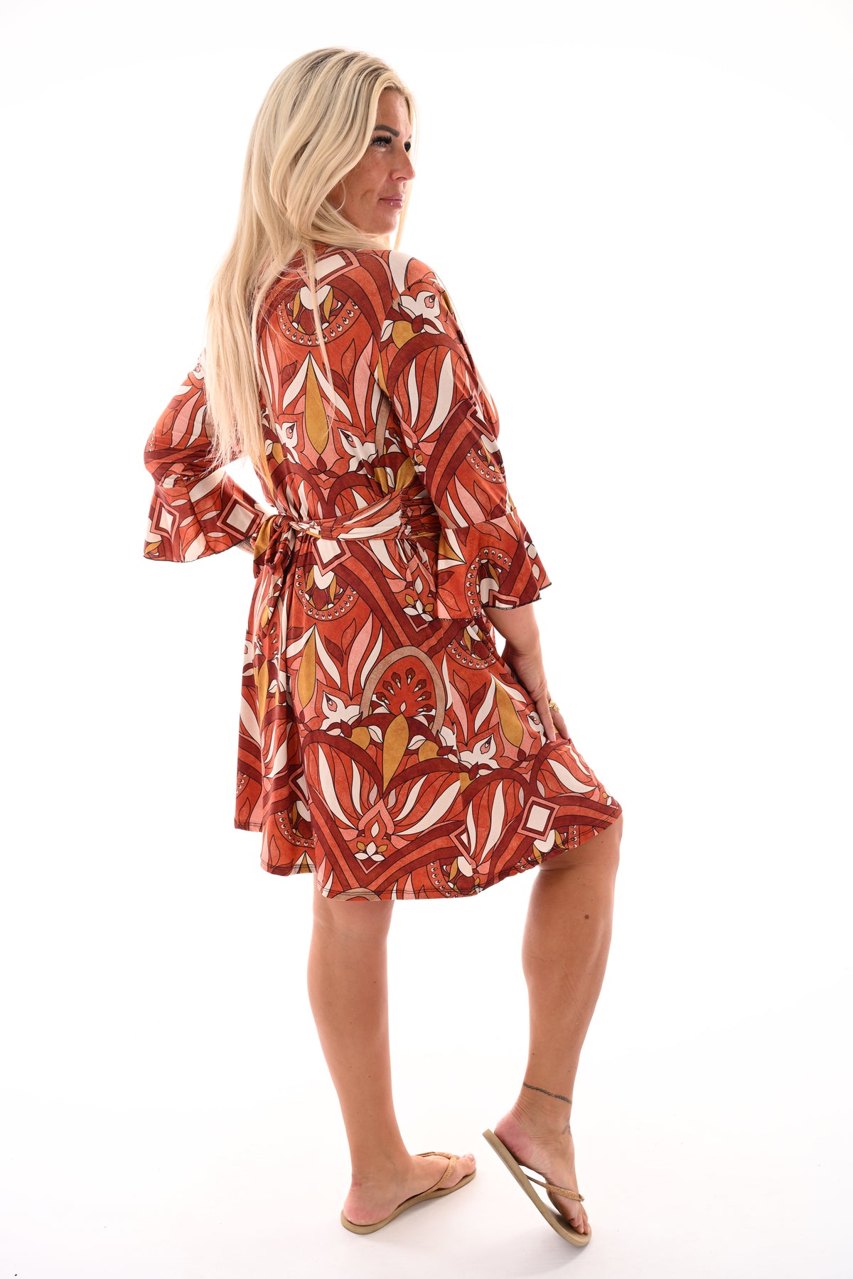 Kort jurkje met twist detail en abstracte print roestbruin