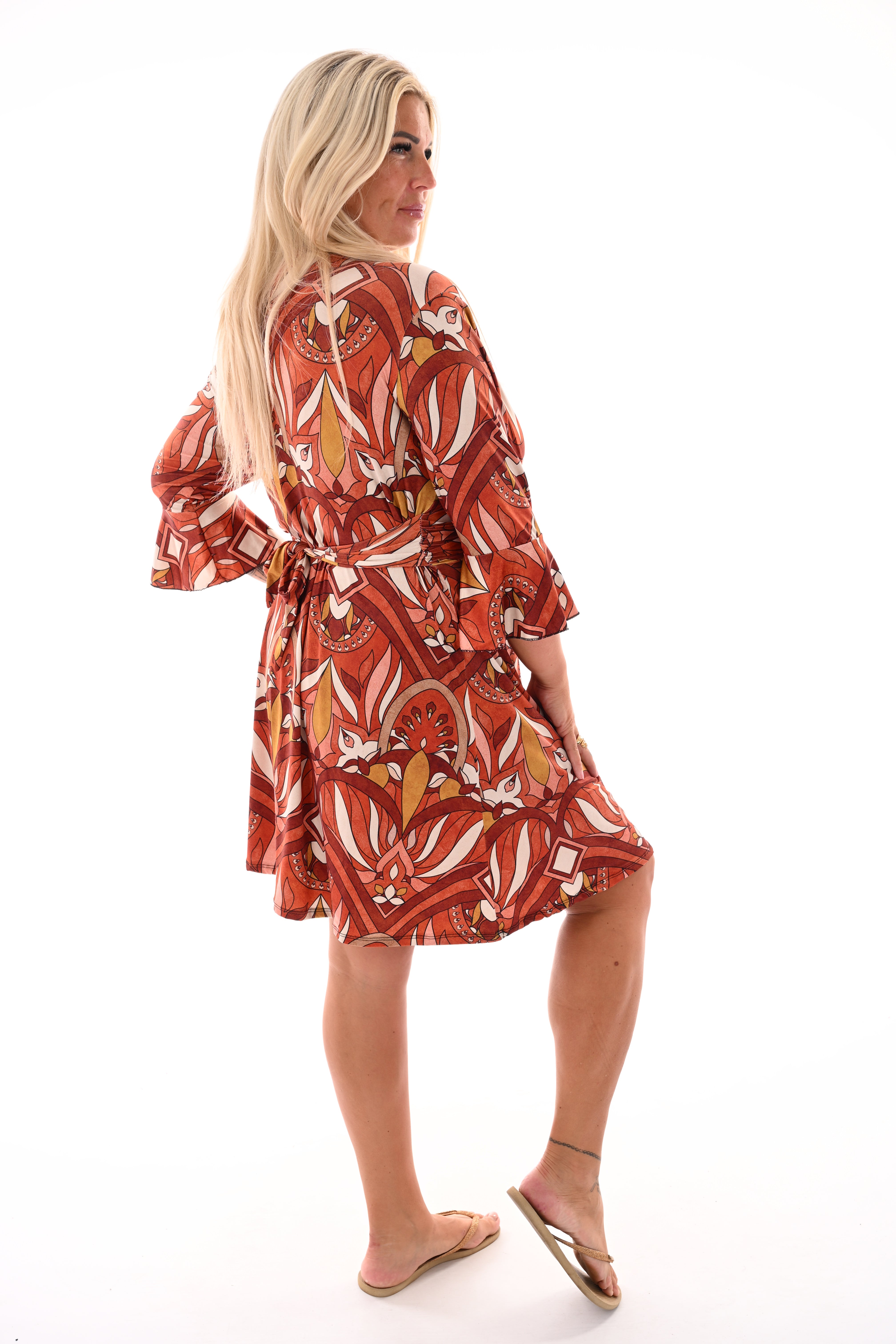 Kort jurkje met twist detail en abstracte print roestbruin