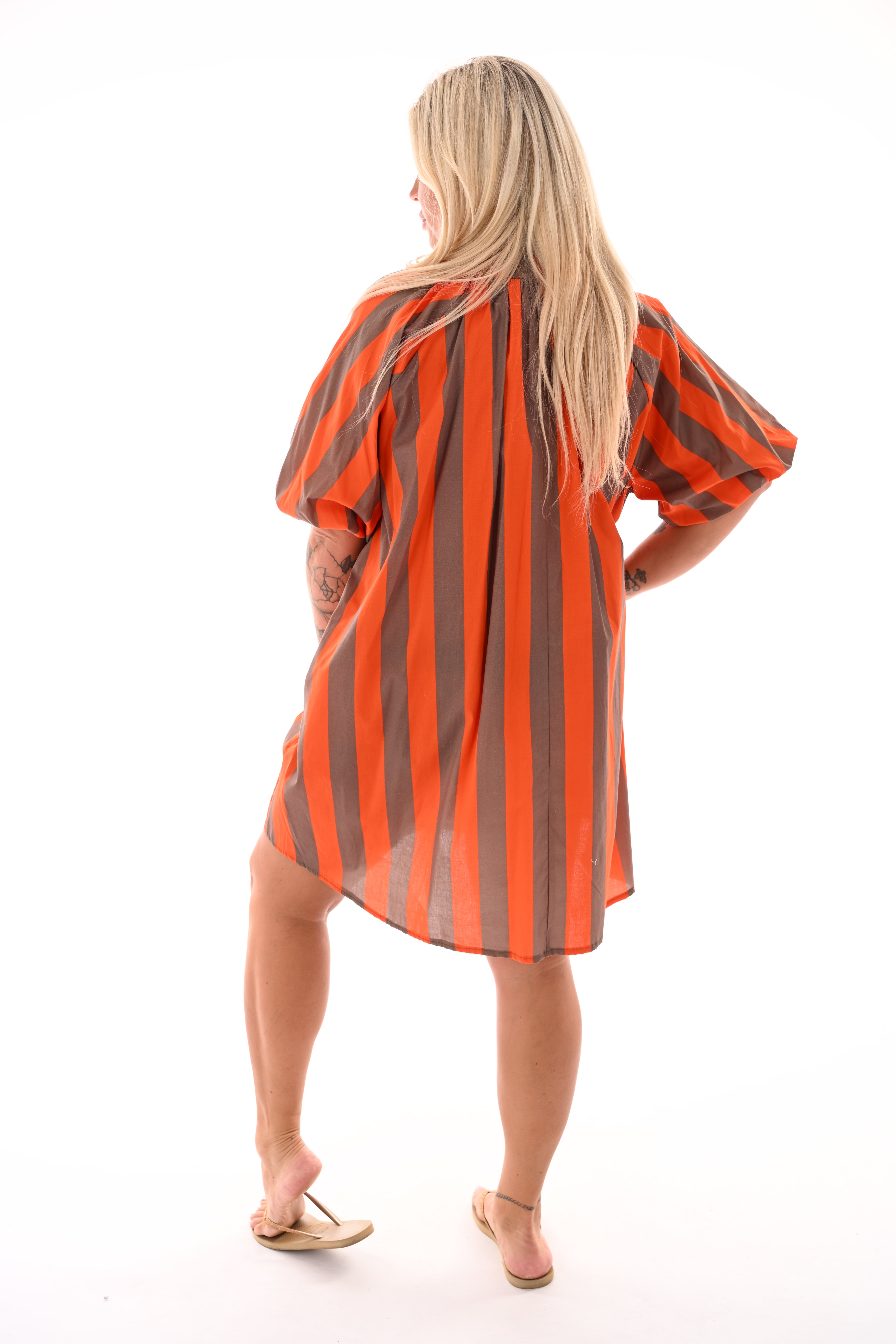 Korte jurk v-hals pofmouwen strepen lichtbruin/oranje