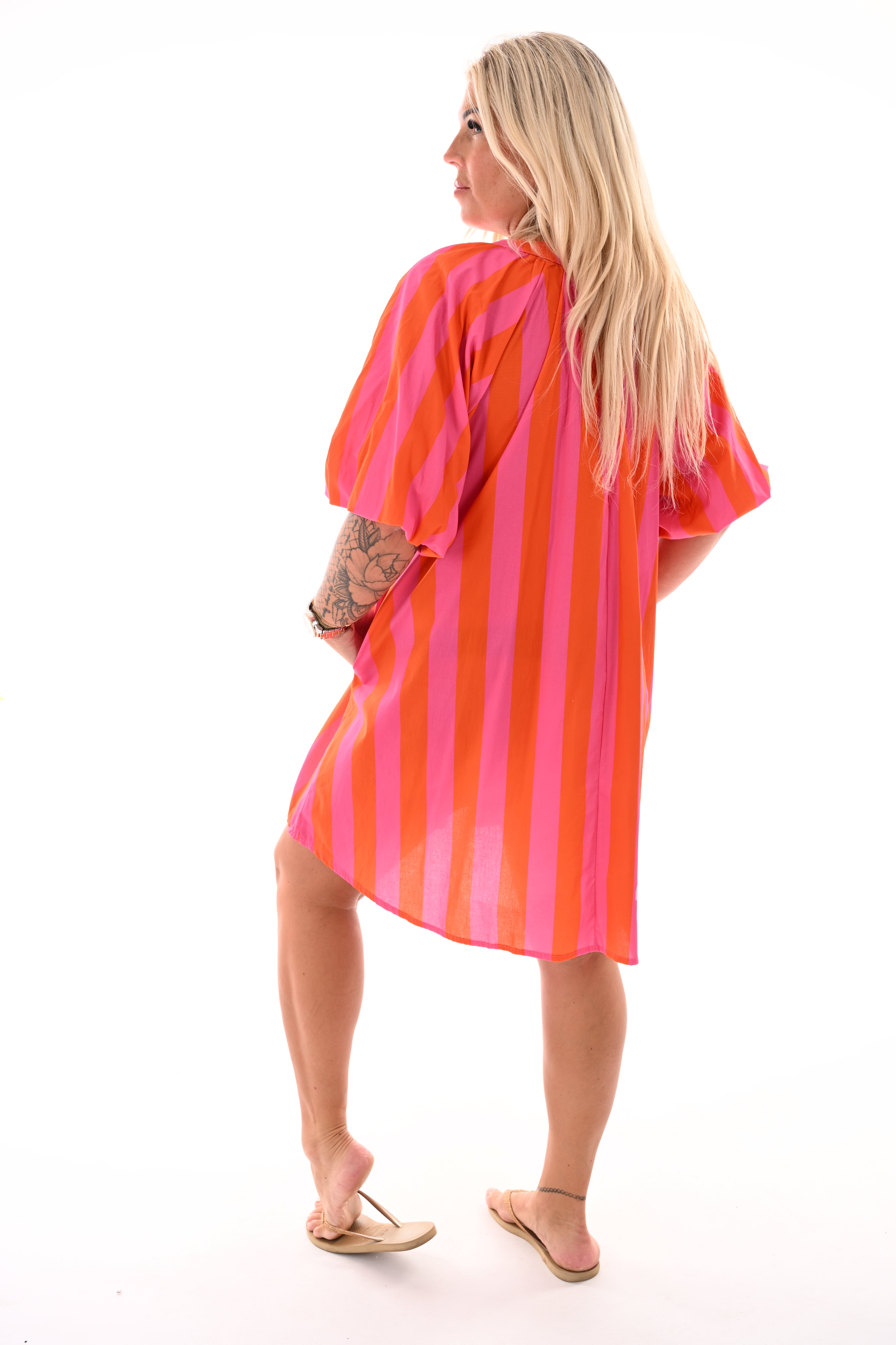 Korte jurk v-hals pofmouwen strepen oranje/roze