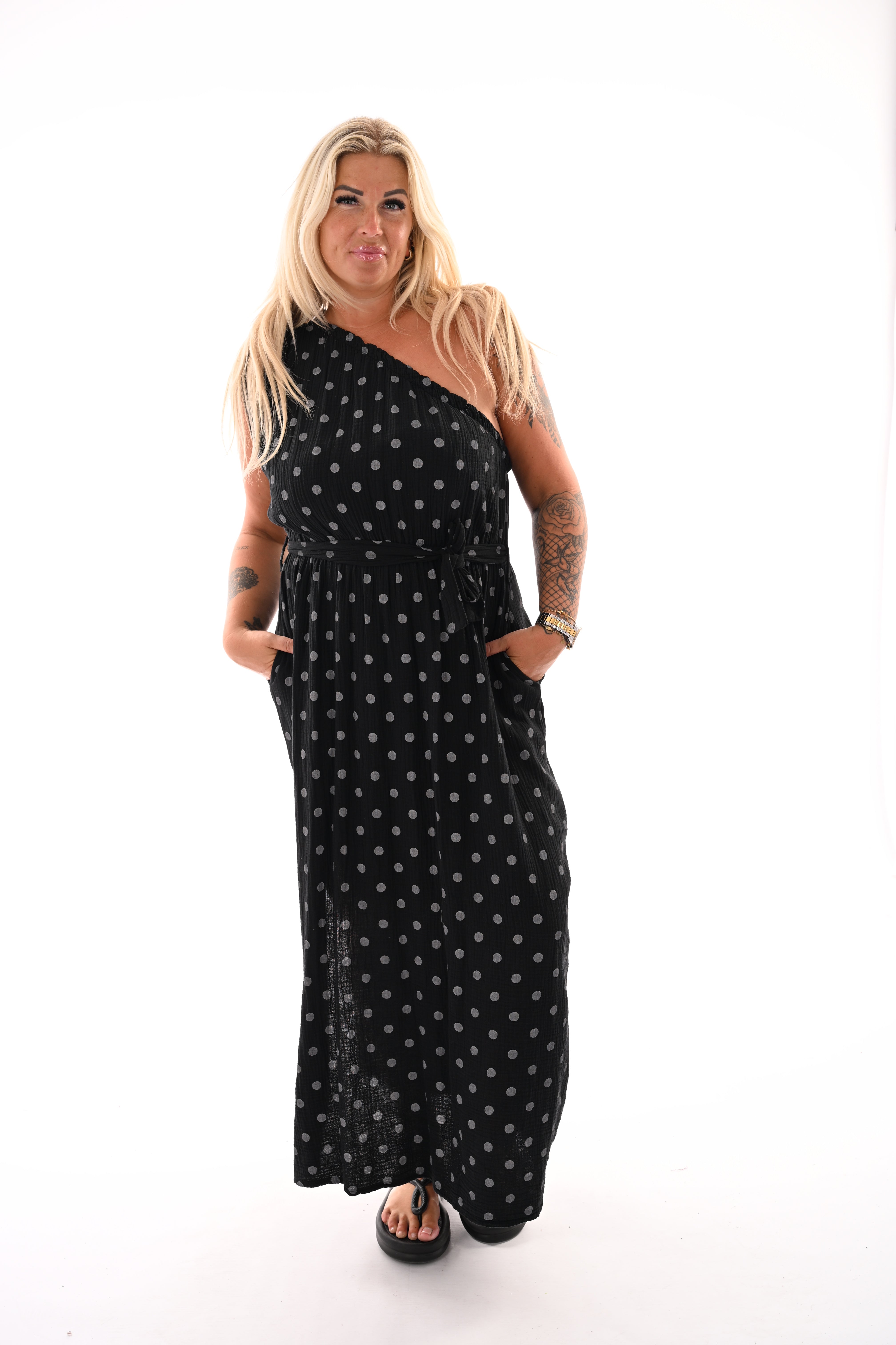 Jurk one-shoulder dots zwart