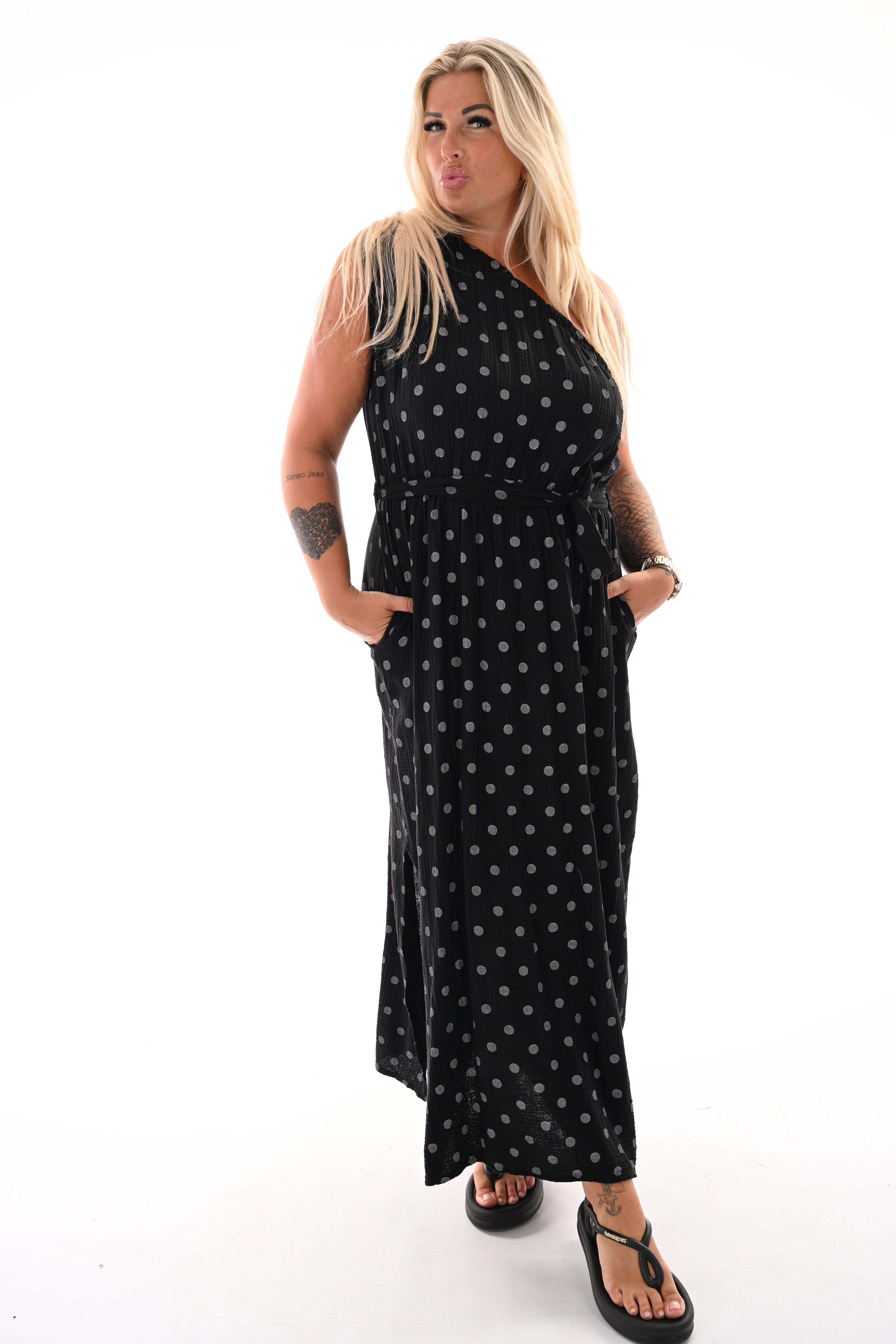 Jurk one-shoulder dots zwart