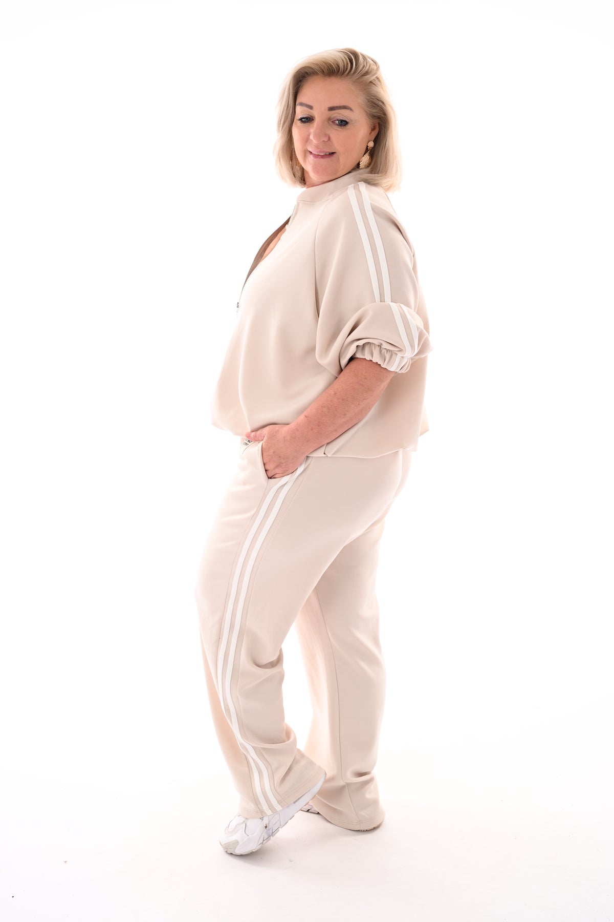 Tweedelig pak met bies beige