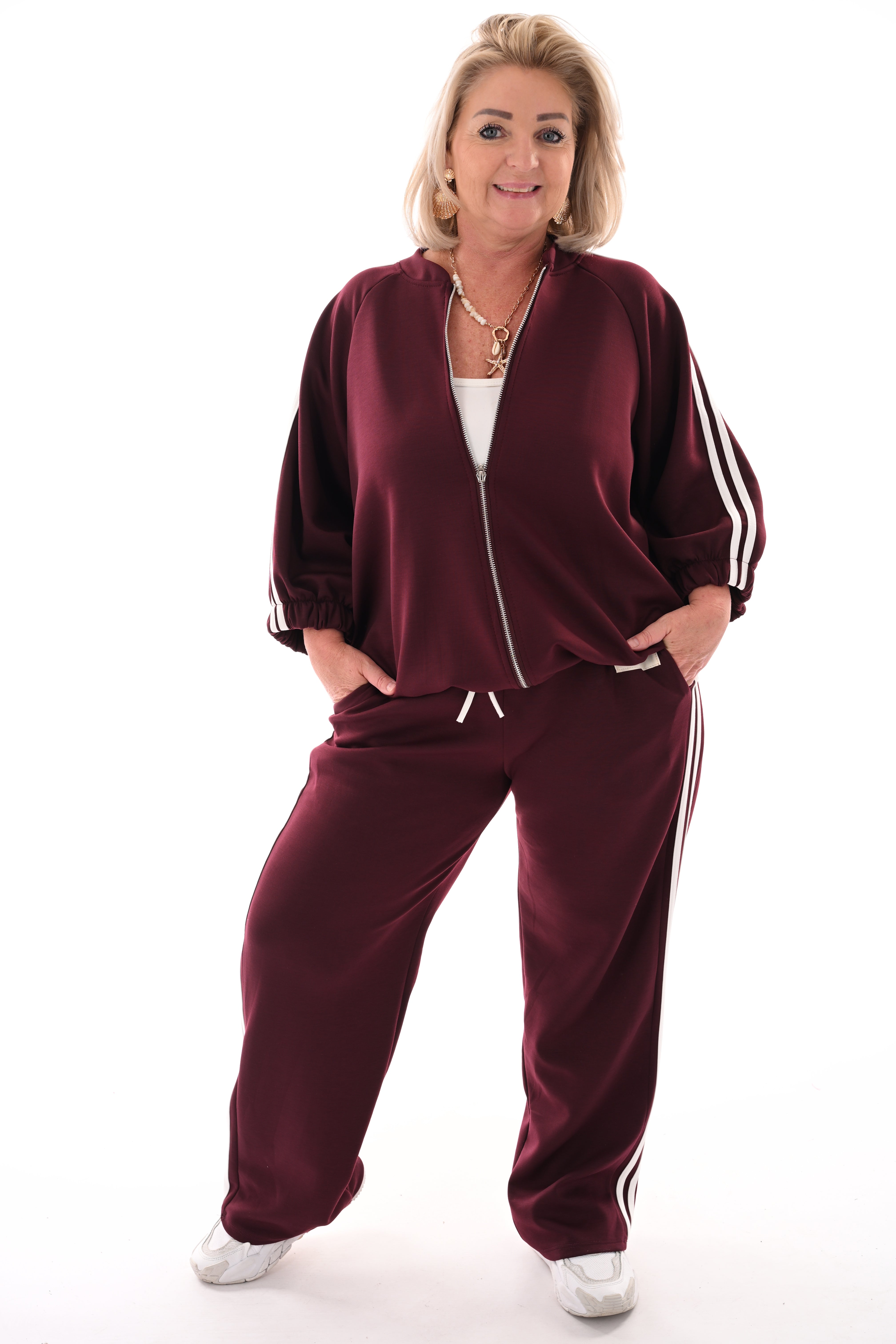 Tweedelig pak met bies bordeaux