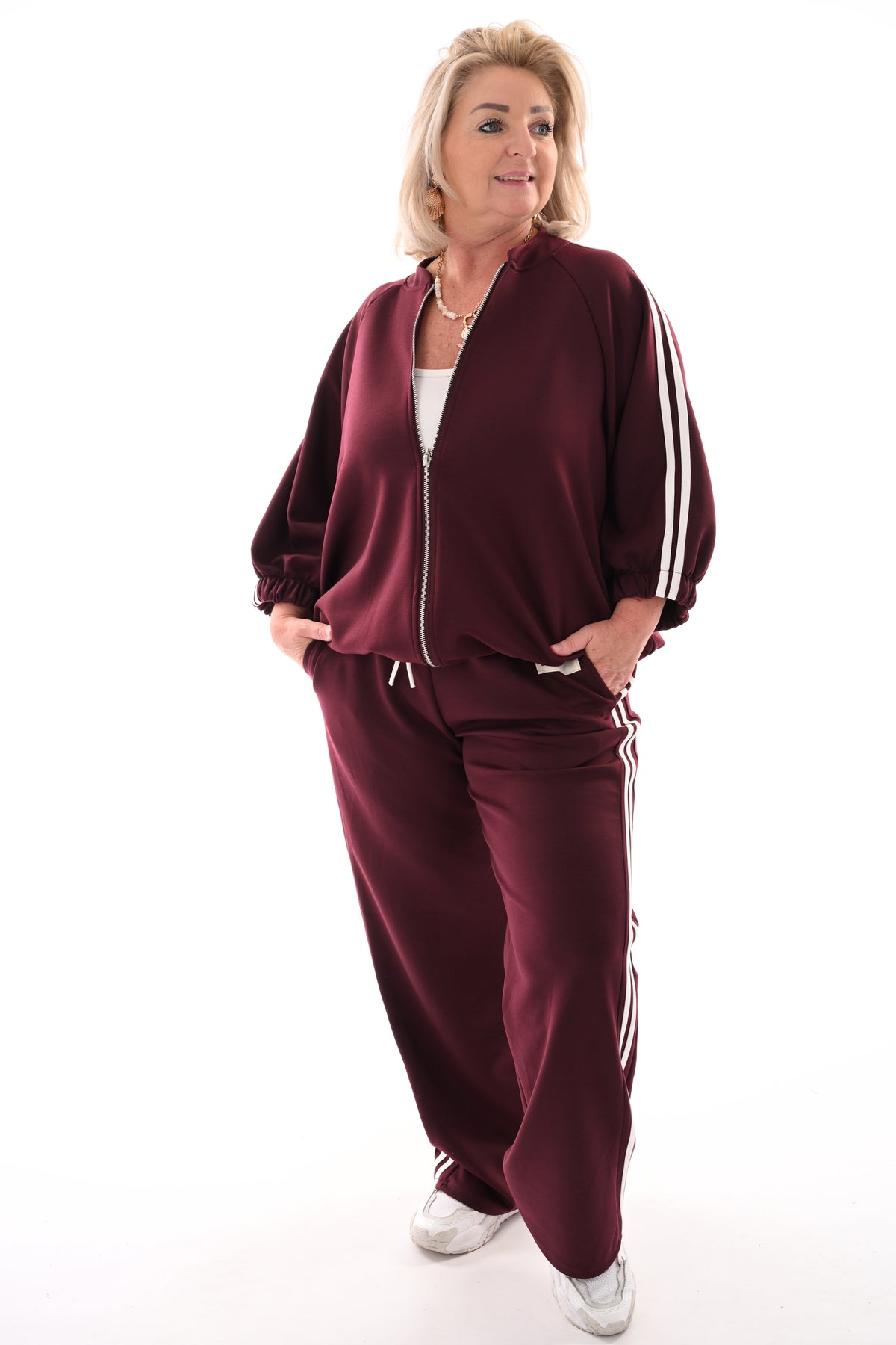Tweedelig pak met bies bordeaux