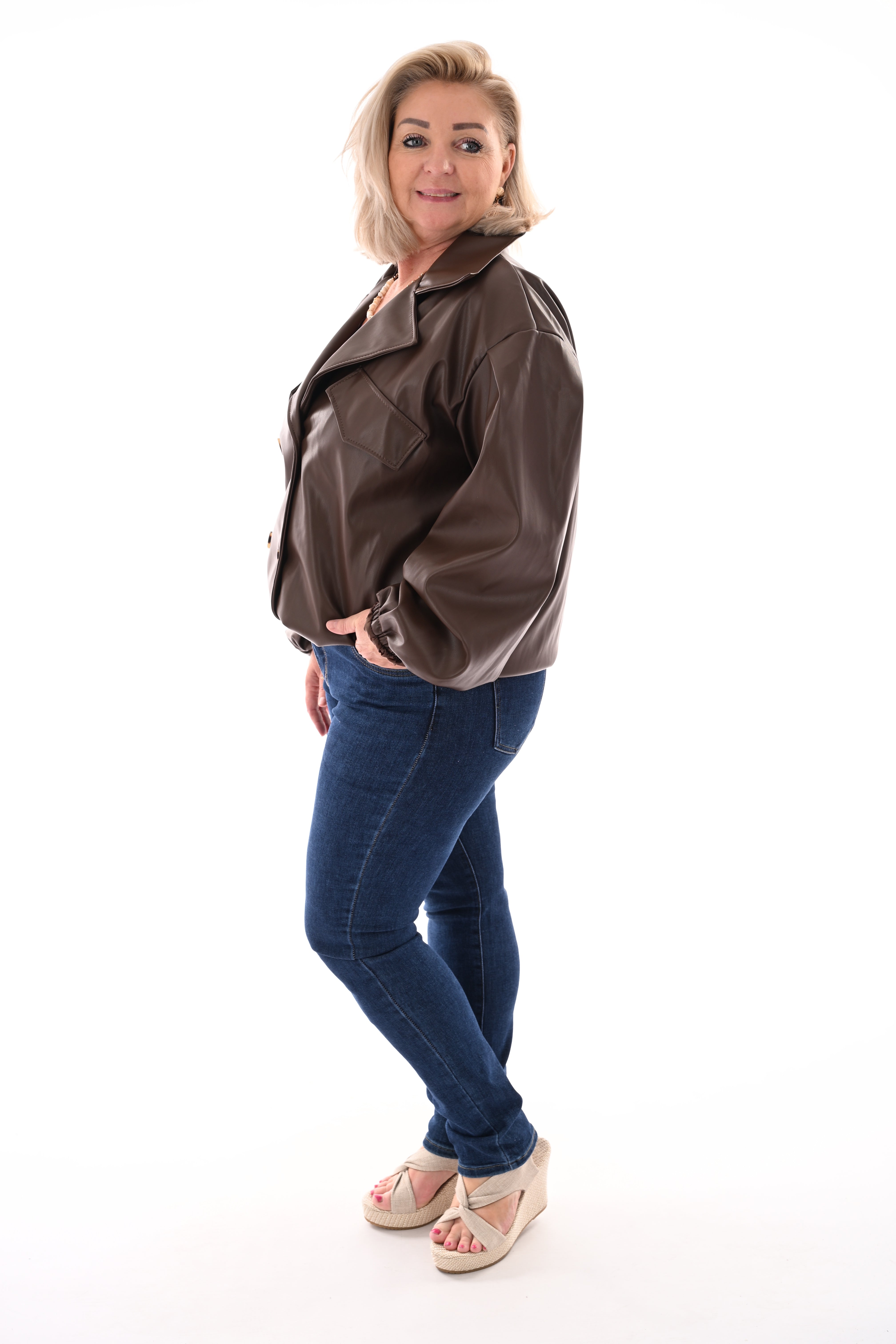 Korte leatherlook bomber dubbele knopen donkerbruin
