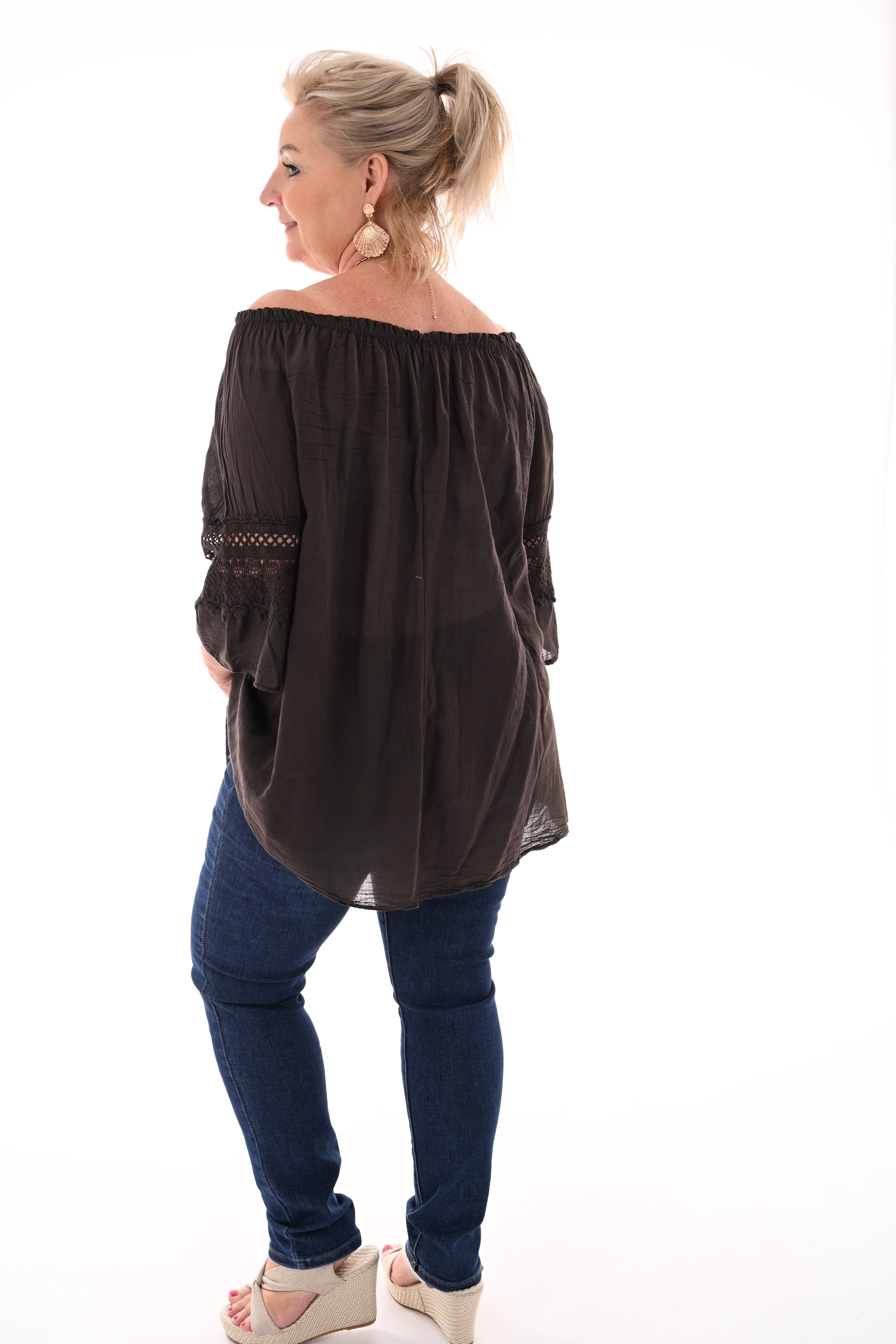 Top off-shoulder broderie donkerbruin