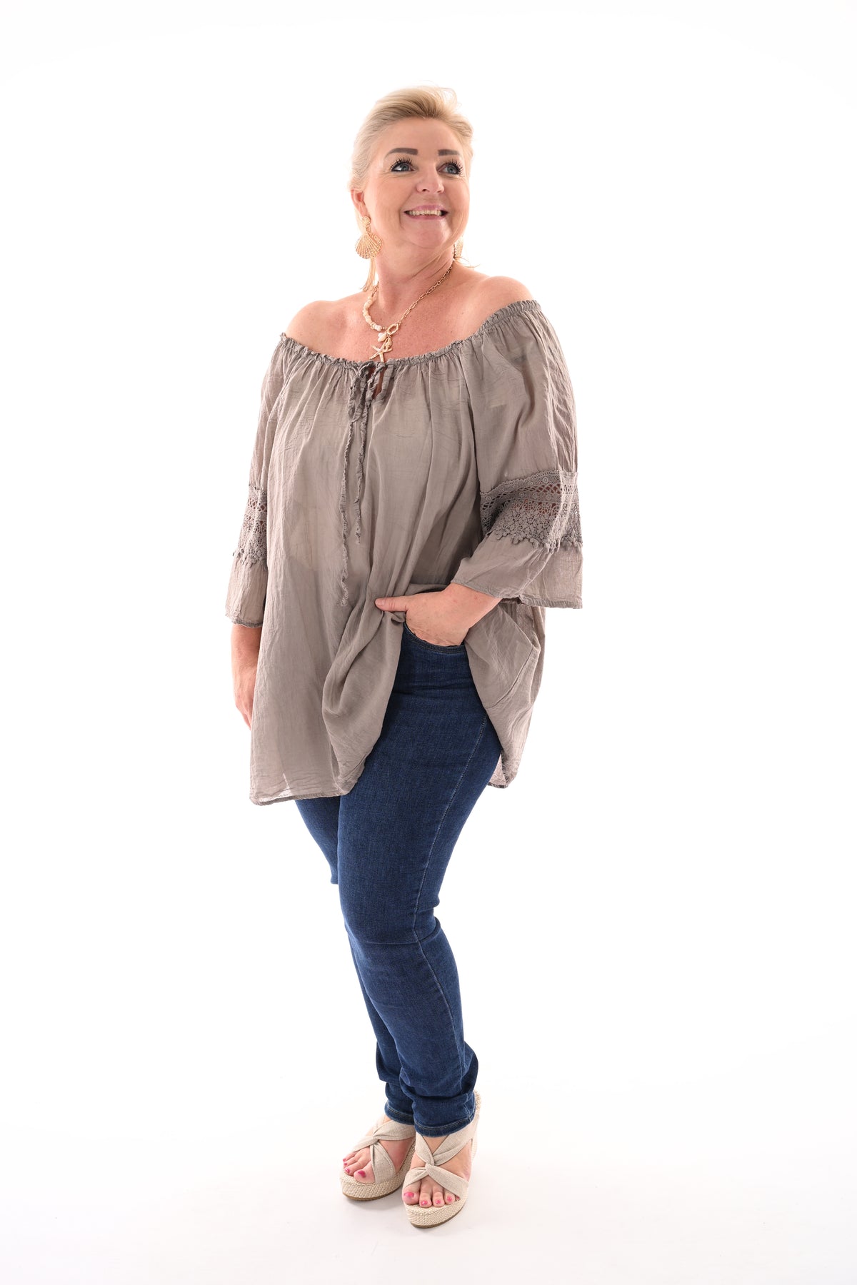 Top off-shoulder broderie taupe