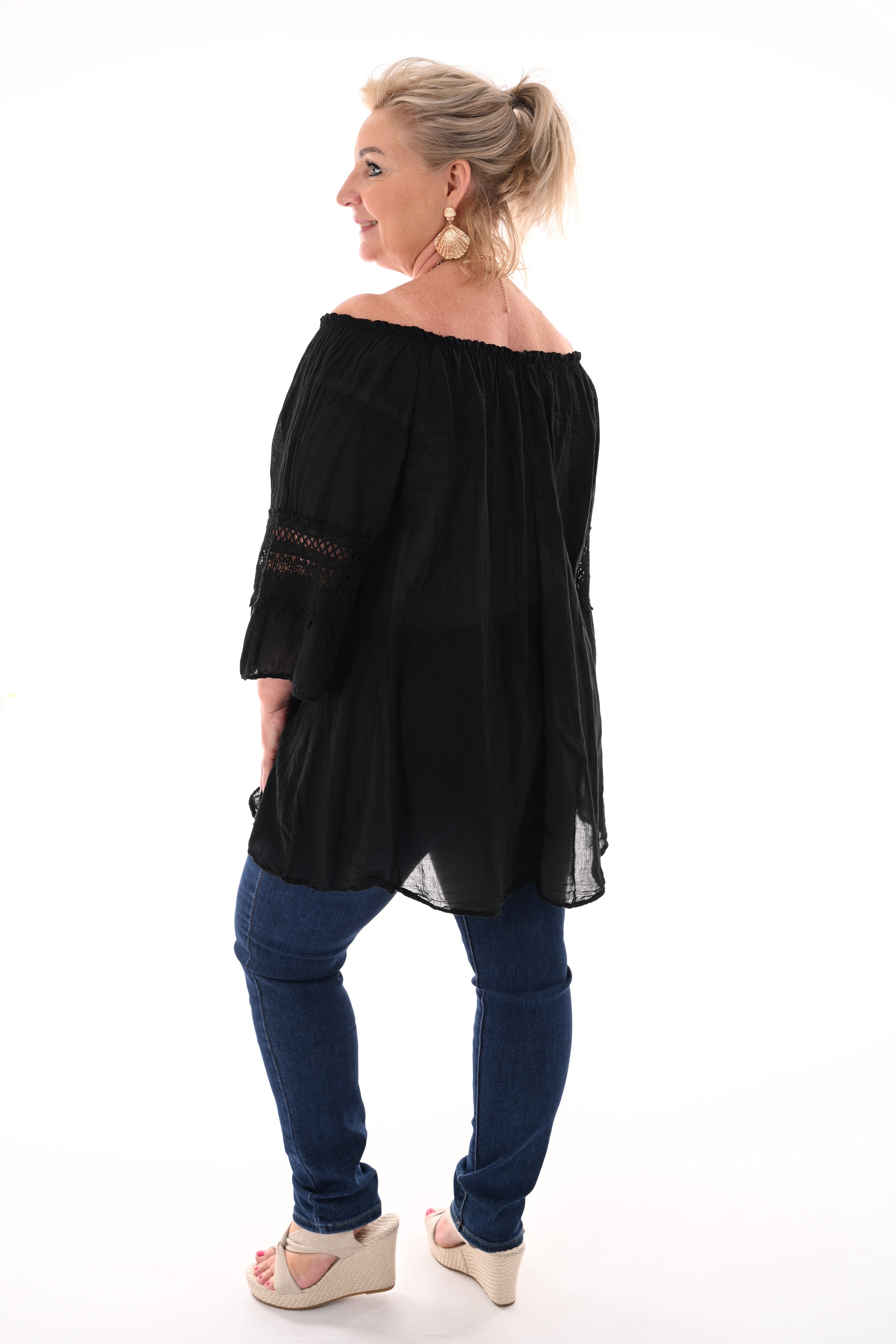 Top off-shoulder broderie zwart