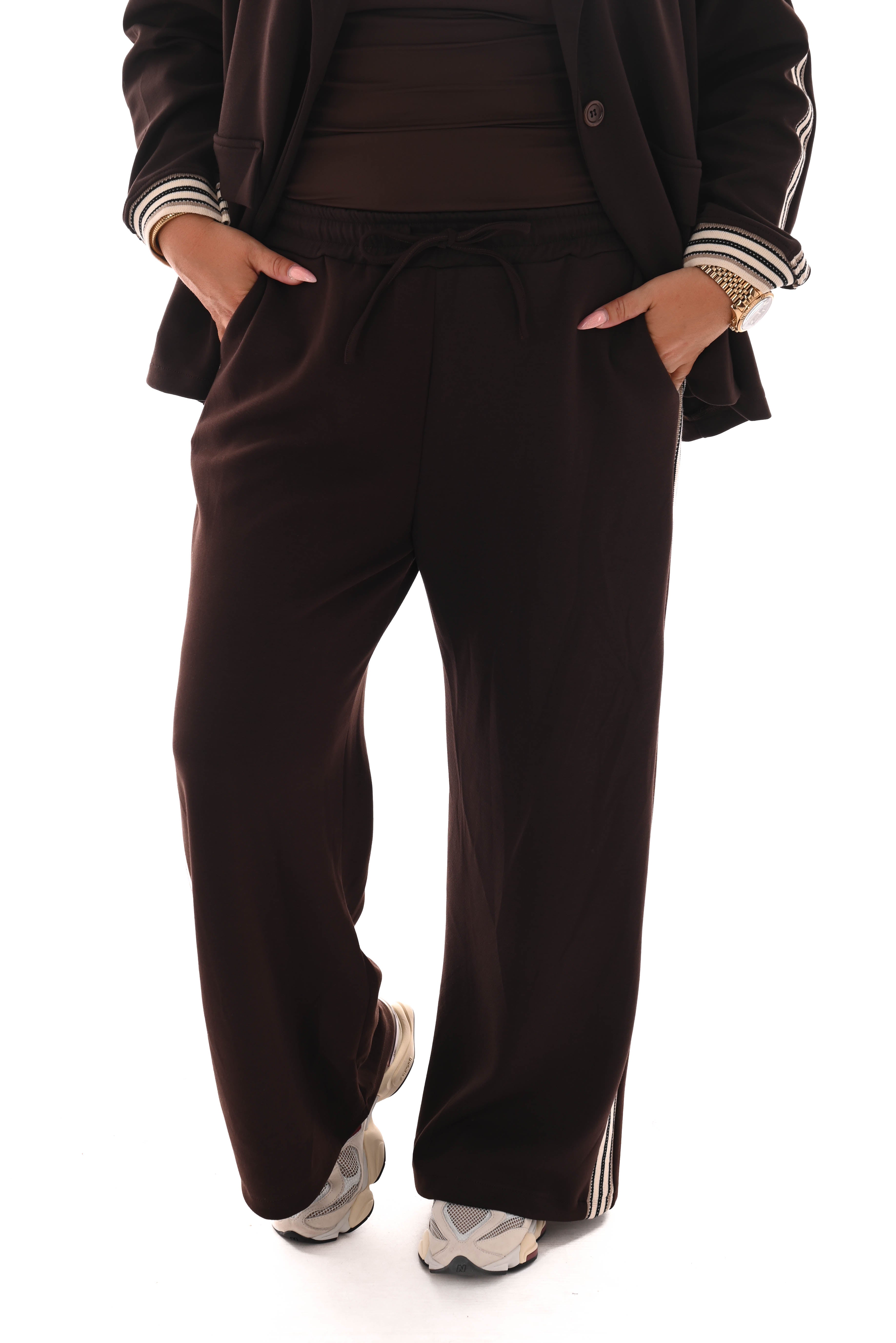 Wijde broek met bies fijne streep donkerbruin