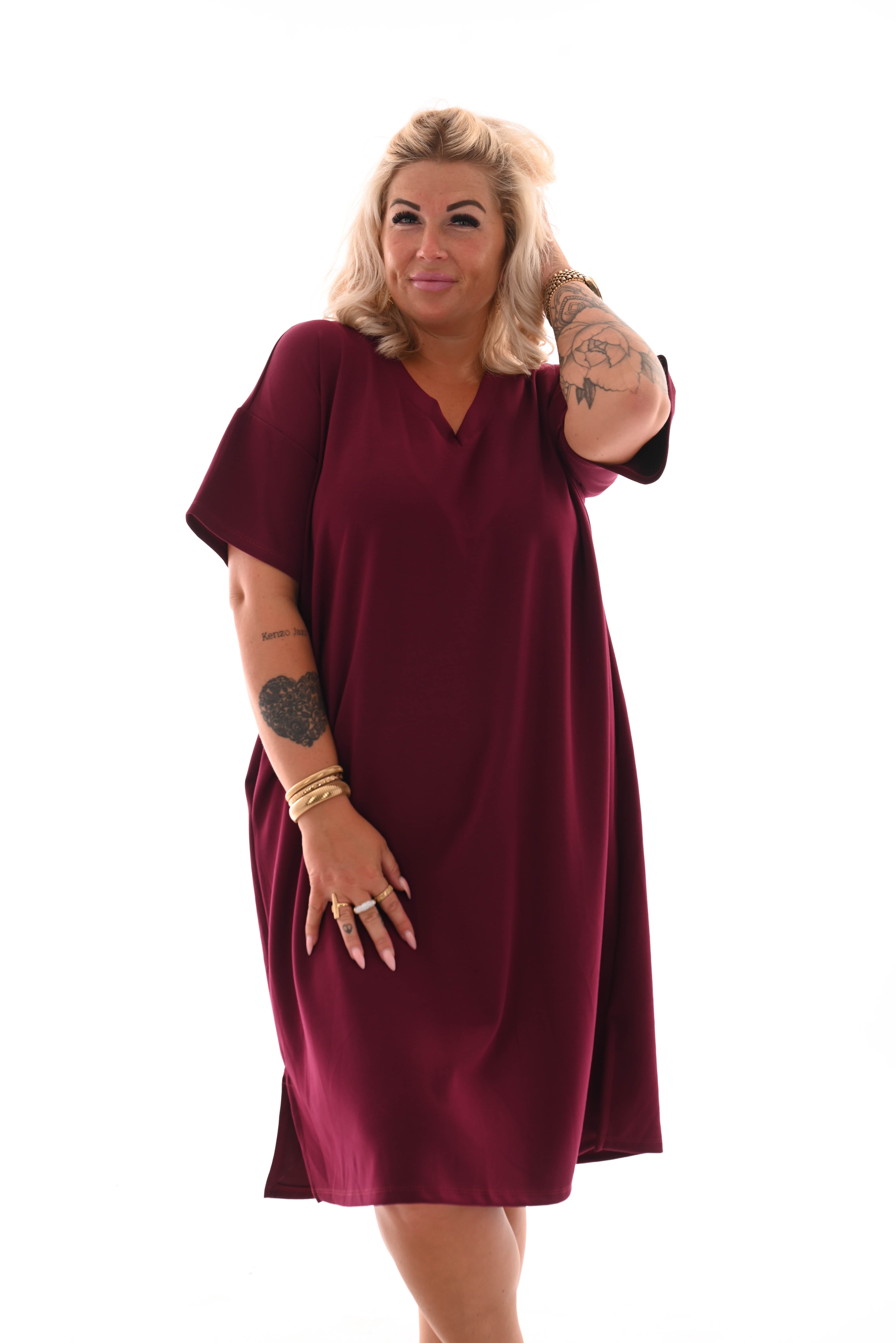 Sweaterdress v-hals korte mouwen applicatie bordeaux