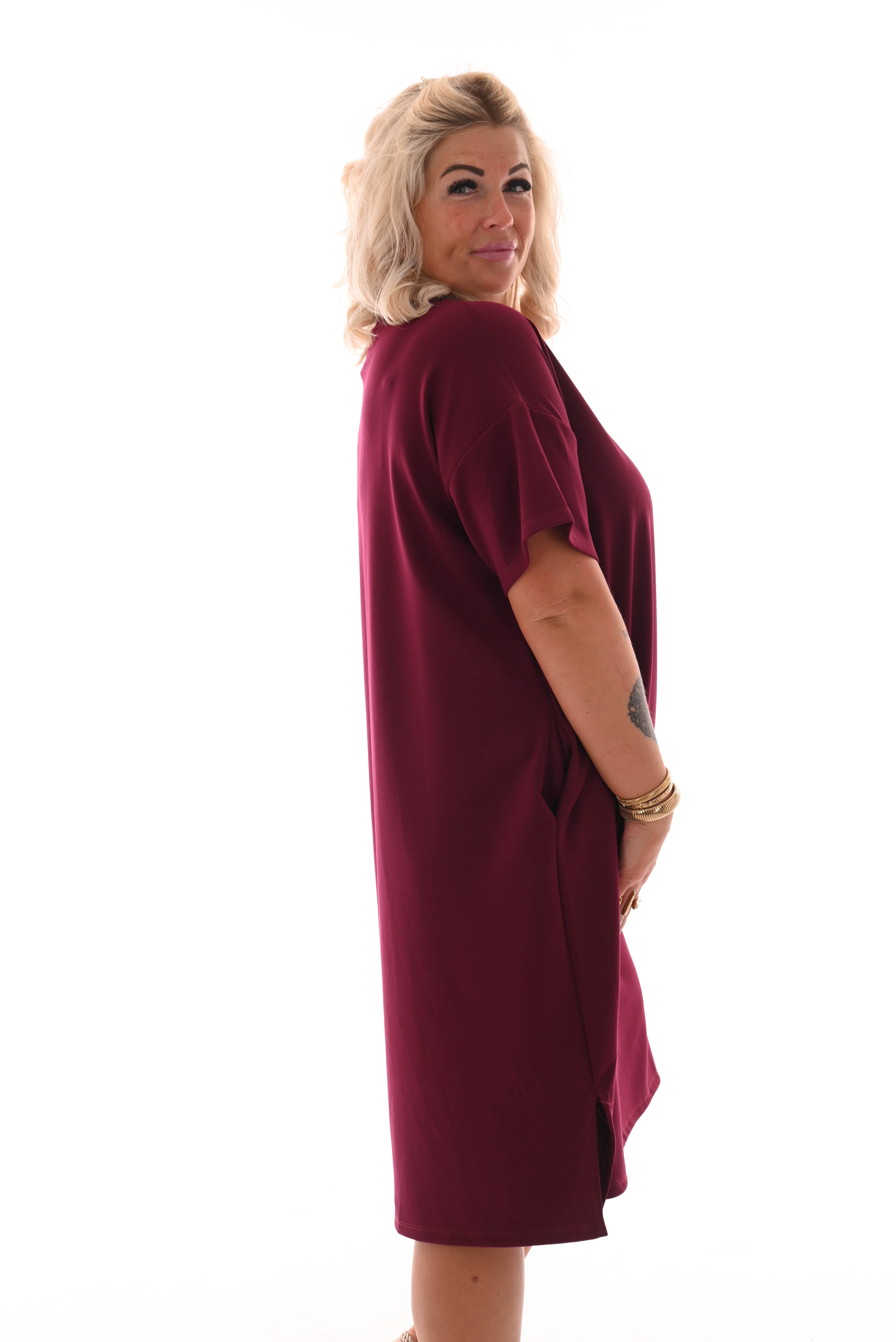 Sweaterdress v-hals korte mouwen applicatie bordeaux