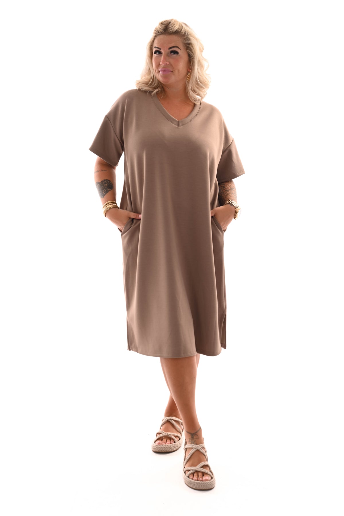 Sweaterdress v-hals korte mouwen applicatie taupe